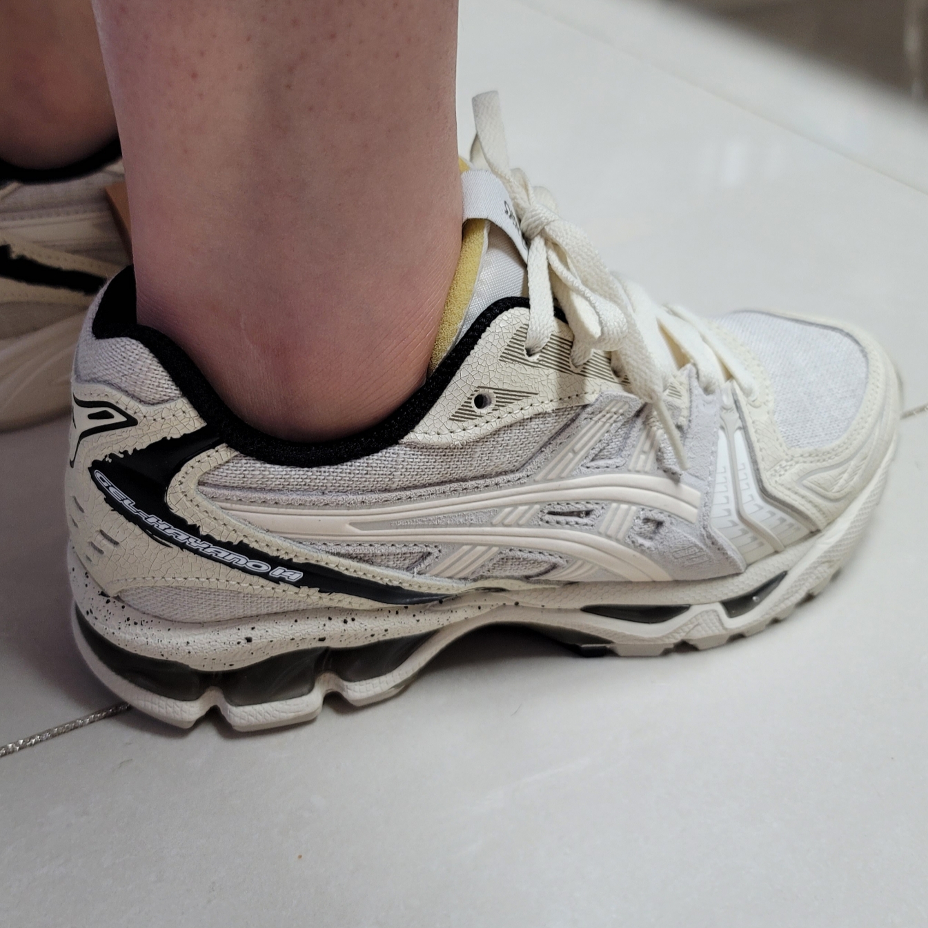 Asics Gel-Kayano 14 Imperfection Pack Cream, Asics Unlimited Gel-Kayano 14 Carrier Grey Black 착용 스타일 - 2