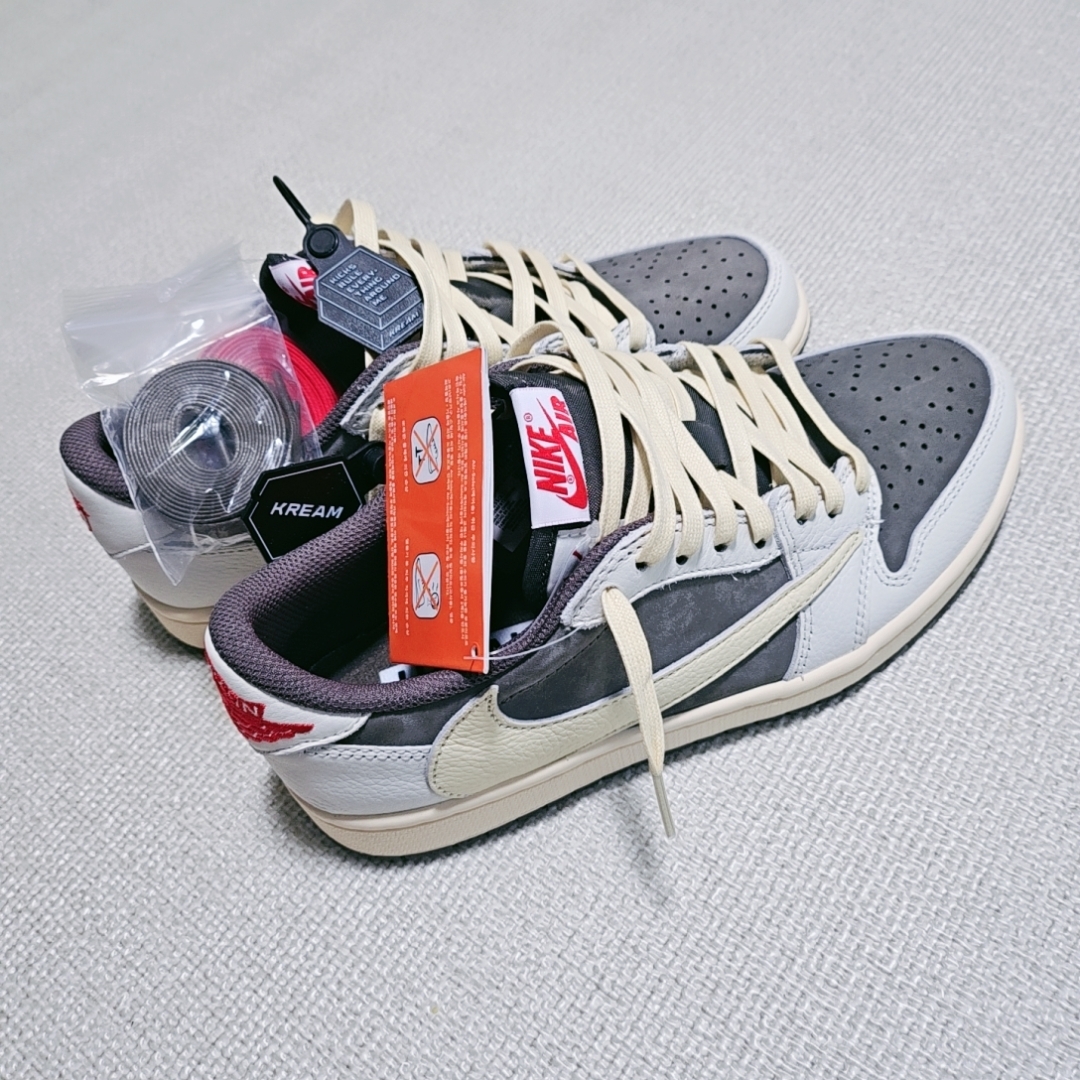 Jordan 1 x Travis Scott Retro Low OG SP Sail and Ridgerock 착용 스타일 - 1