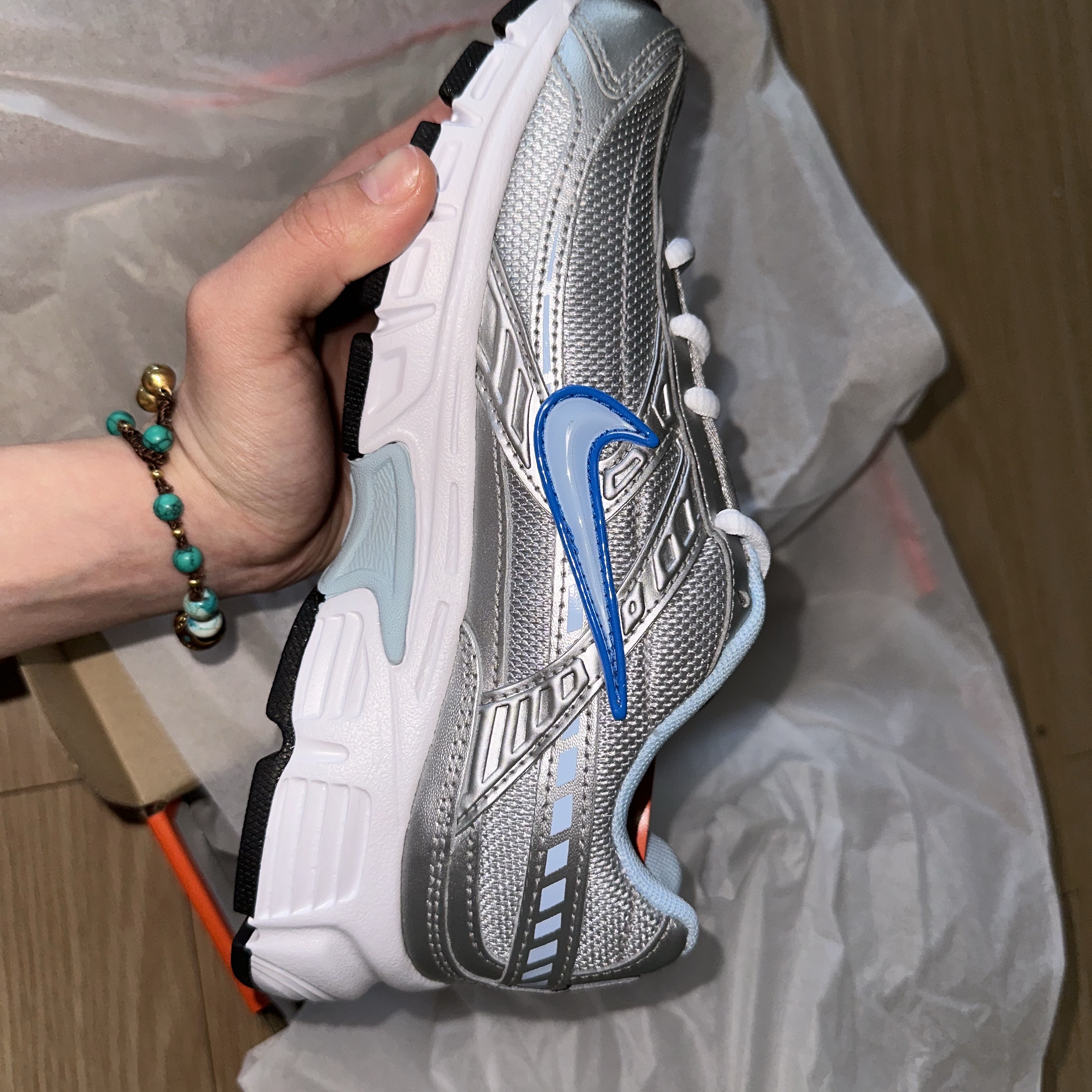 (W) Nike Initiator Metallic Silver Ice Blue 착용 스타일