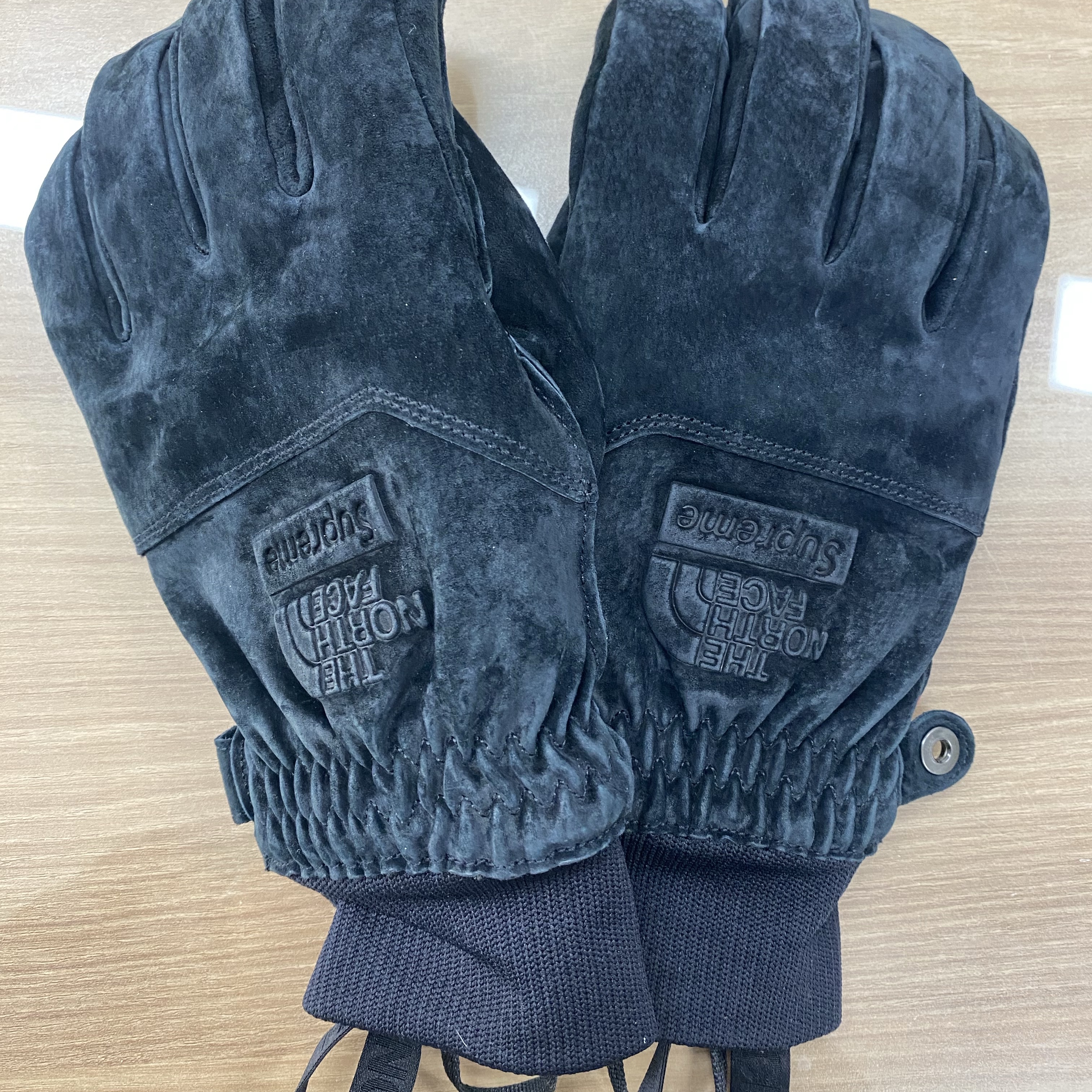 Supreme x The North Face Suede Glove Black - 23FW 착용 스타일