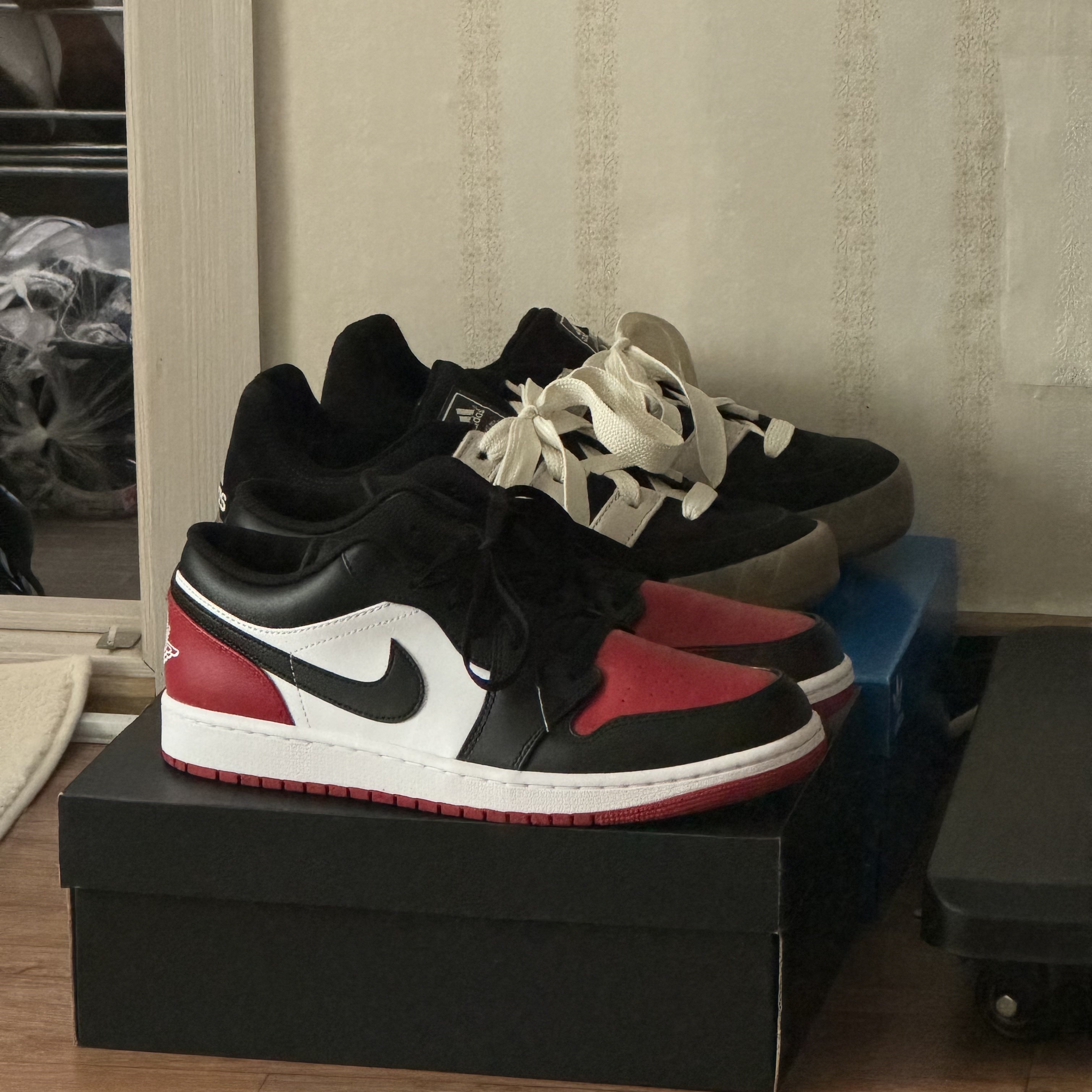 Jordan 1 Low White Varsity Red, Adidas Adimatic Core Black Off White 착용 스타일
