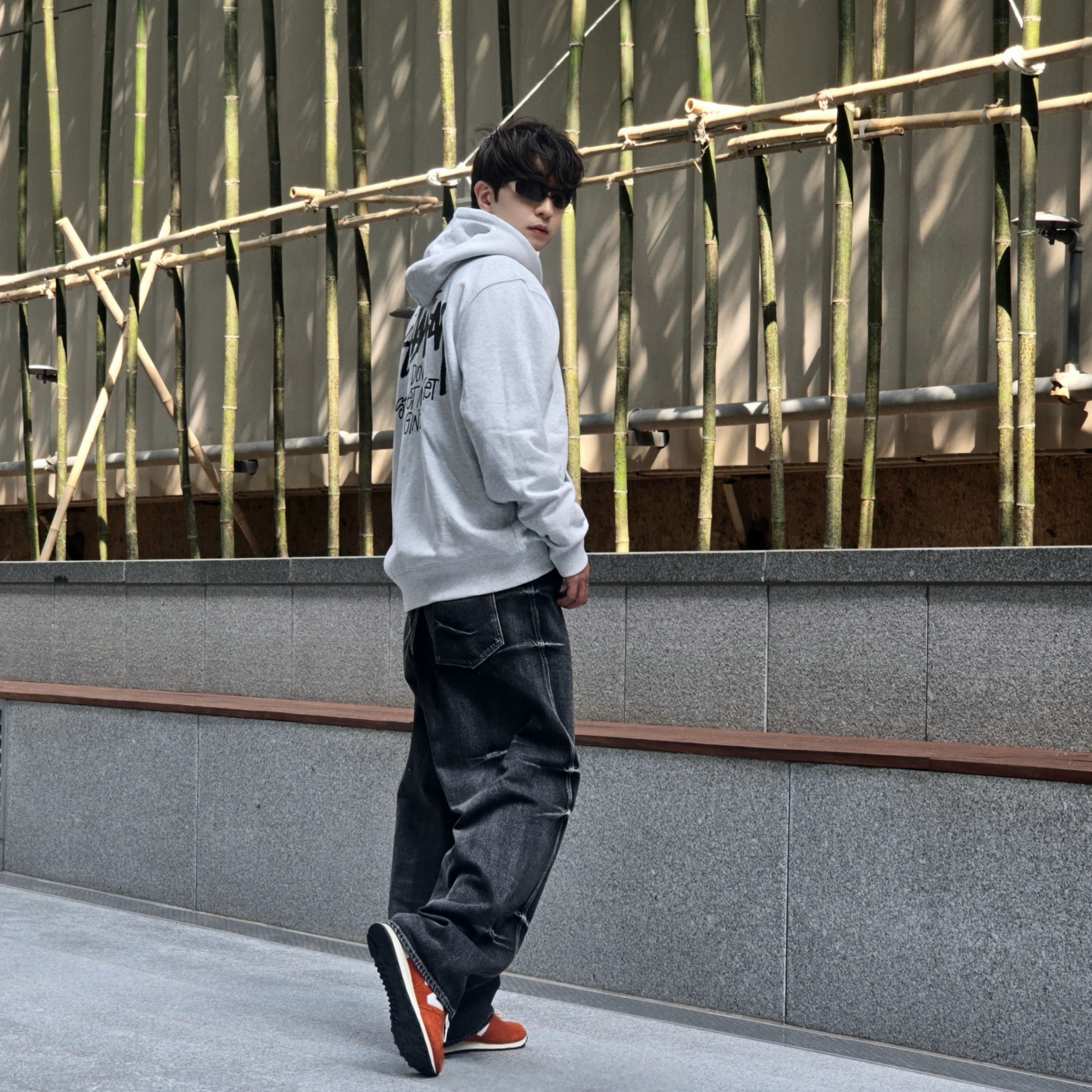 Stussy Stock DSM Ginza Zip Hoodie Ash Heather 2023, New Balance 574 Heritage Orange Burst White 착용 스타일 - 3