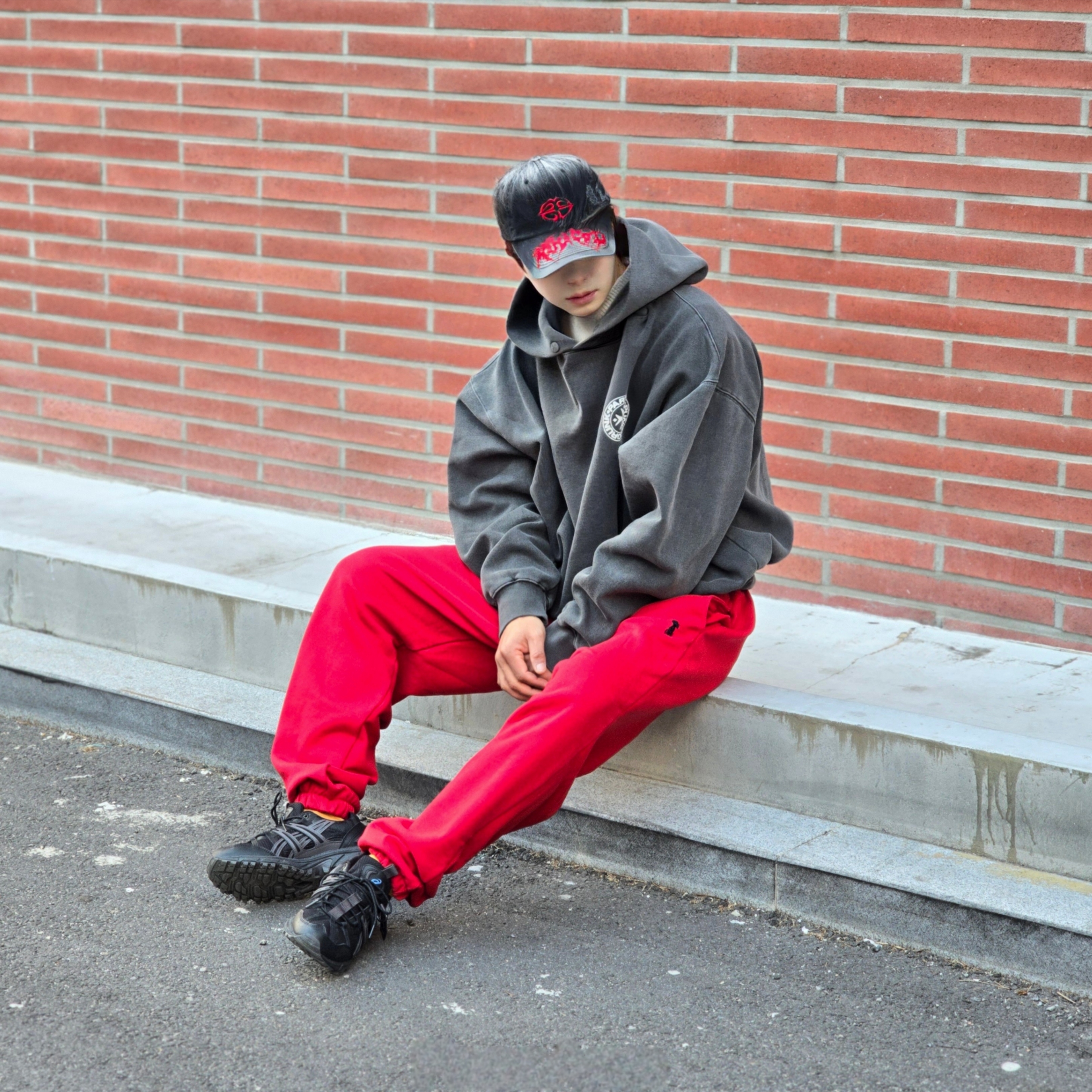 Punch Drunk Parties Circle Logo Garment Dyed Hoodie Charcoal, Asics Gel-Sonoma 15-50 Black Obsidian Grey 착용 스타일 - 4