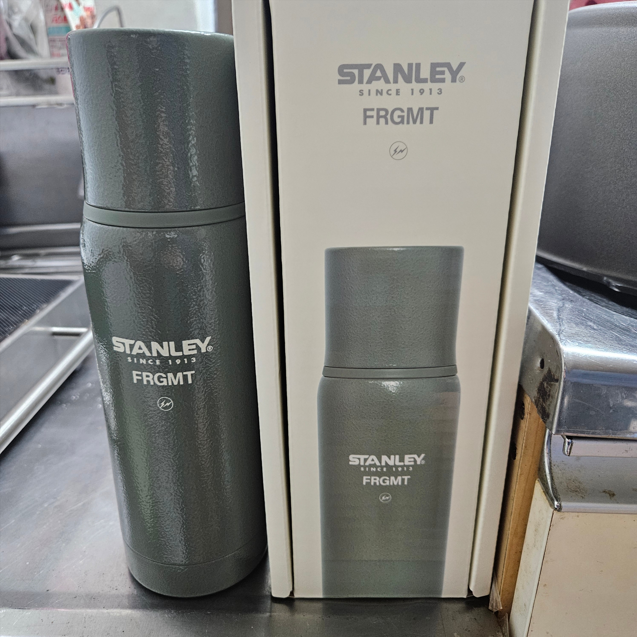 Stanley x Fragment To-Go Bottle 470ml Hammertone Green 착용 스타일 - 2