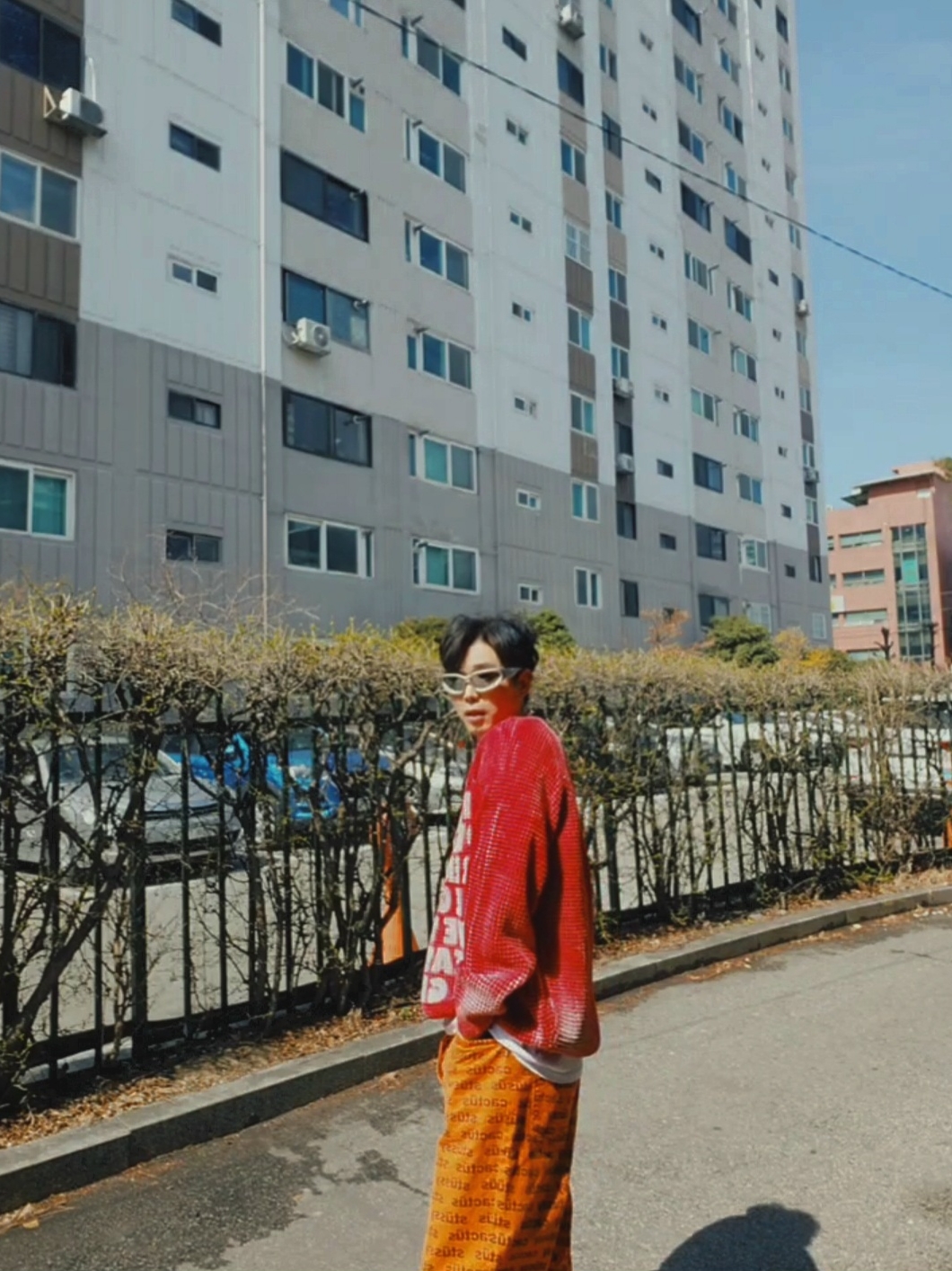 Balenciaga Swift Oval Sunglasses Silver, Stussy x Cactus Plant Flea Market Big OL' Jean 착용 스타일 - 1