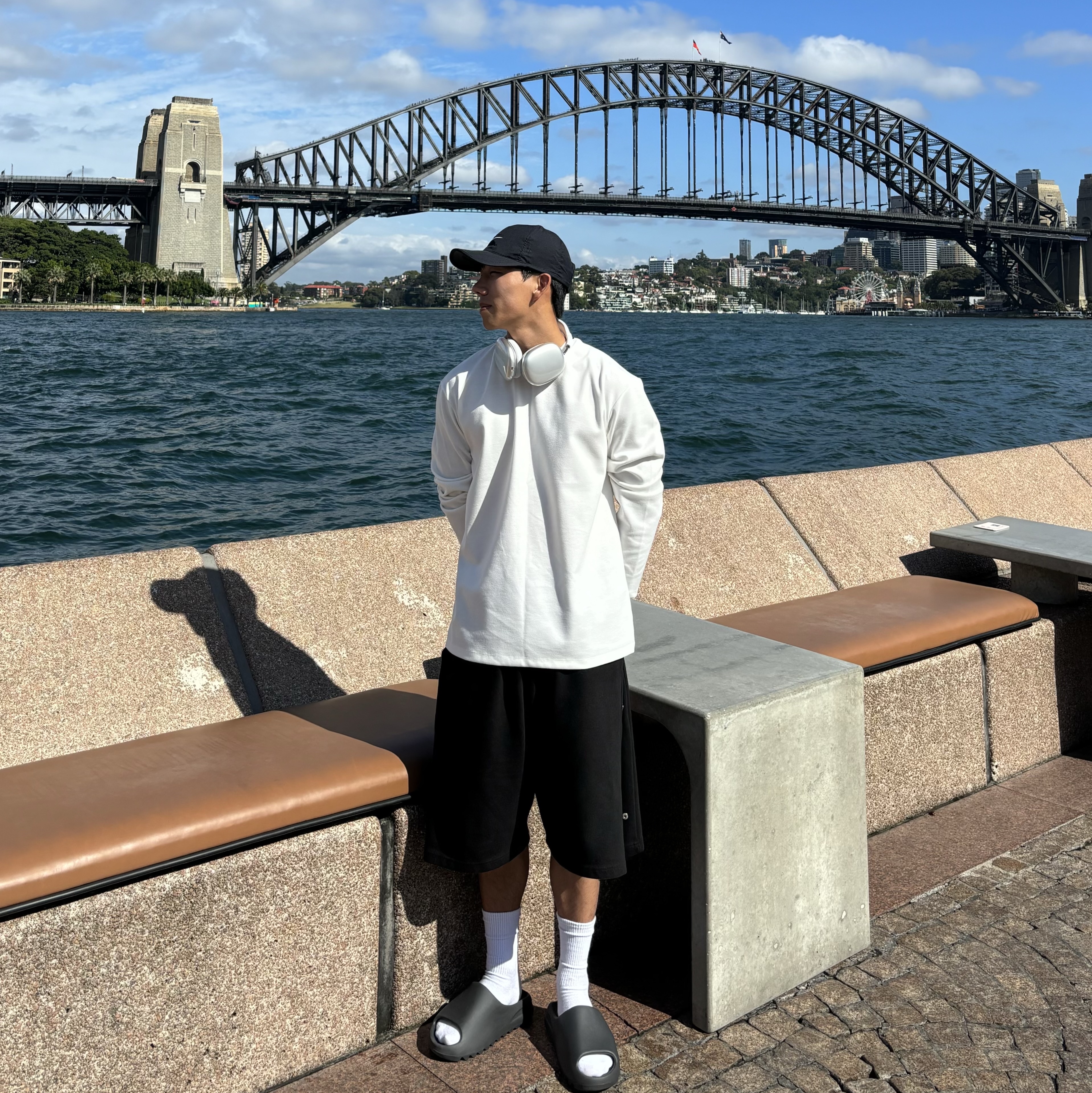 Adidas Yeezy Slide Onyx, Apple AirPods Max Lightning Silver (Korean Ver.) 착용 스타일