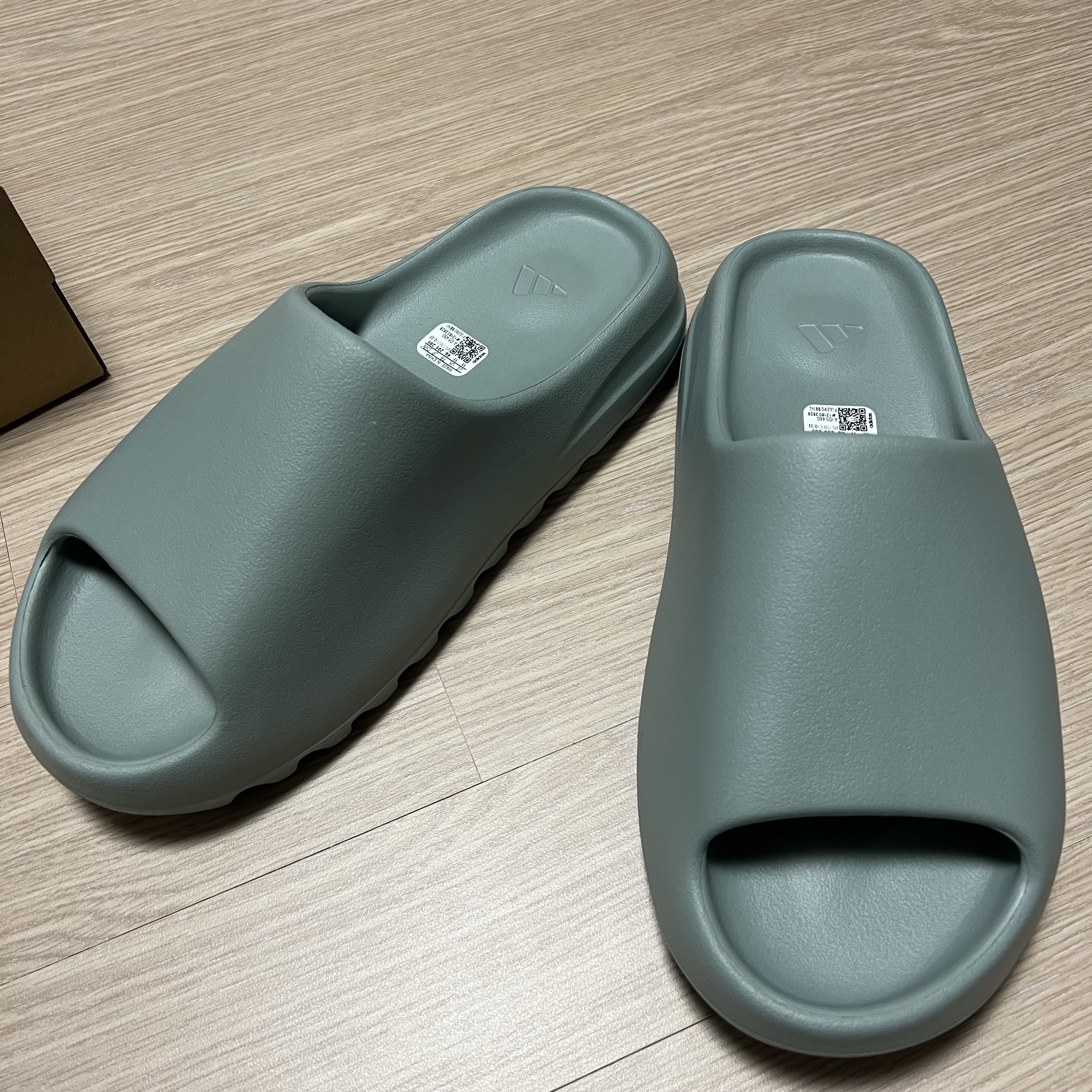 Adidas Yeezy Slide Salt 착용 스타일