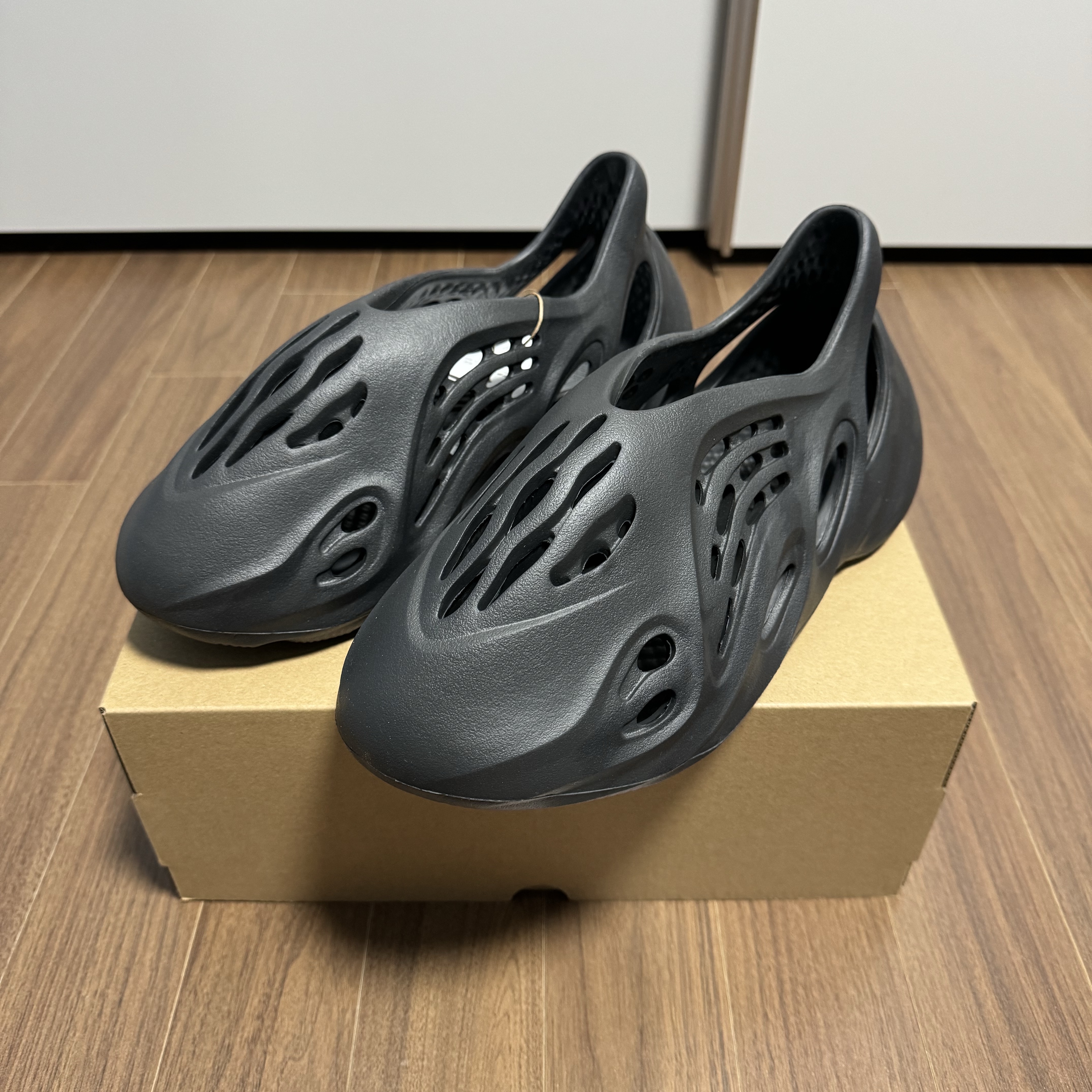 Adidas Yeezy Foam RNNR Onyx 착용 스타일
