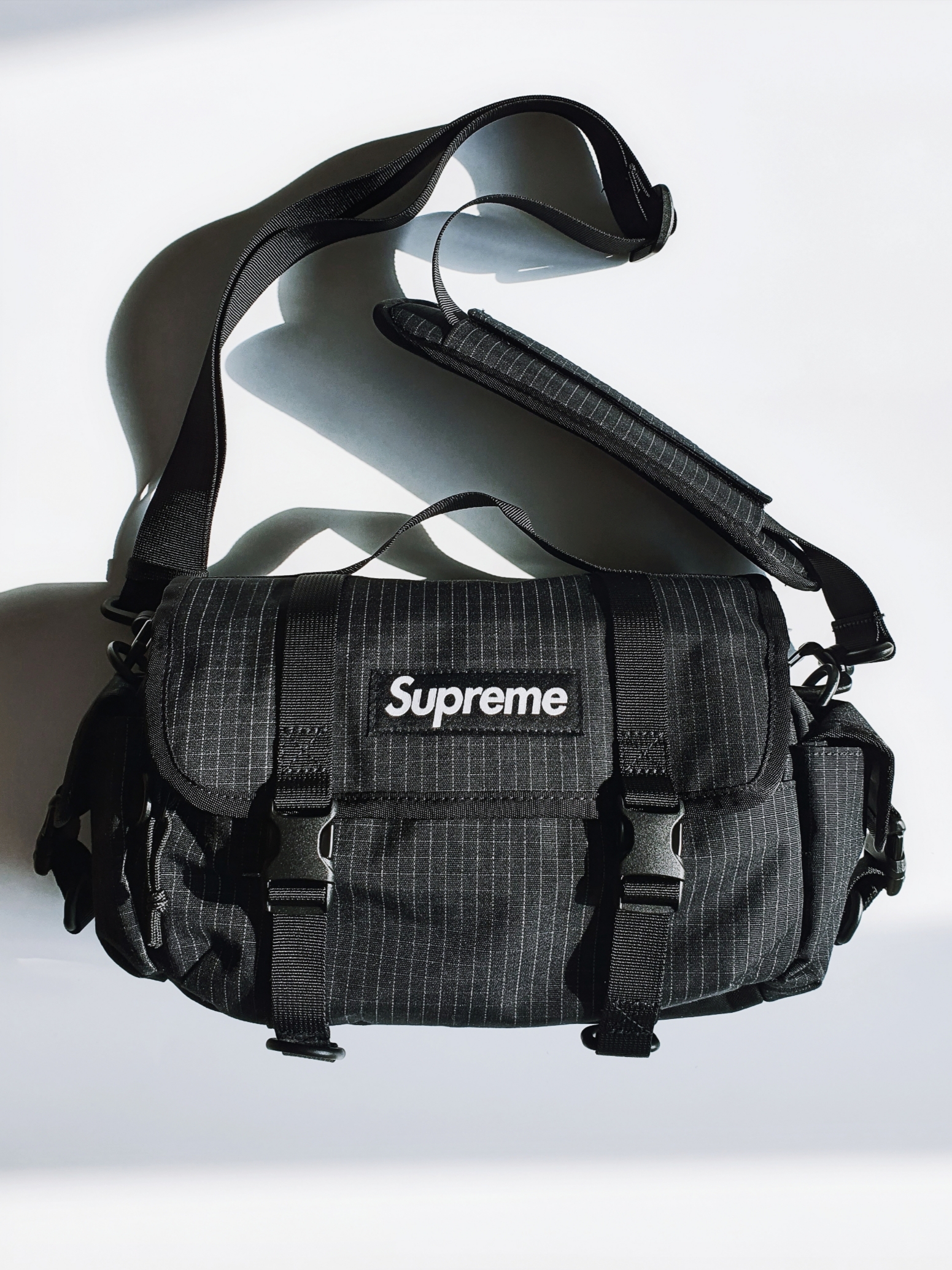 Supreme Mini Duffle Bag Black - 24SS 착용 스타일