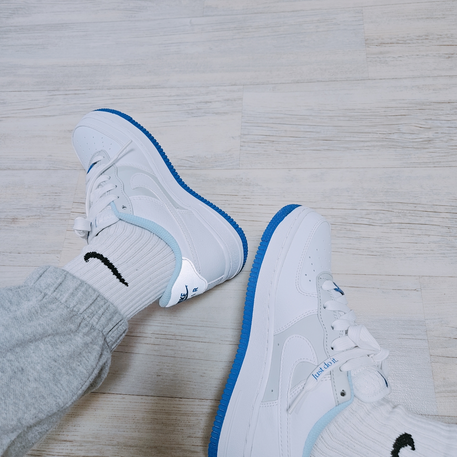 (GS) Nike Air Force 1 LV8 White Photon Dust 착용 스타일