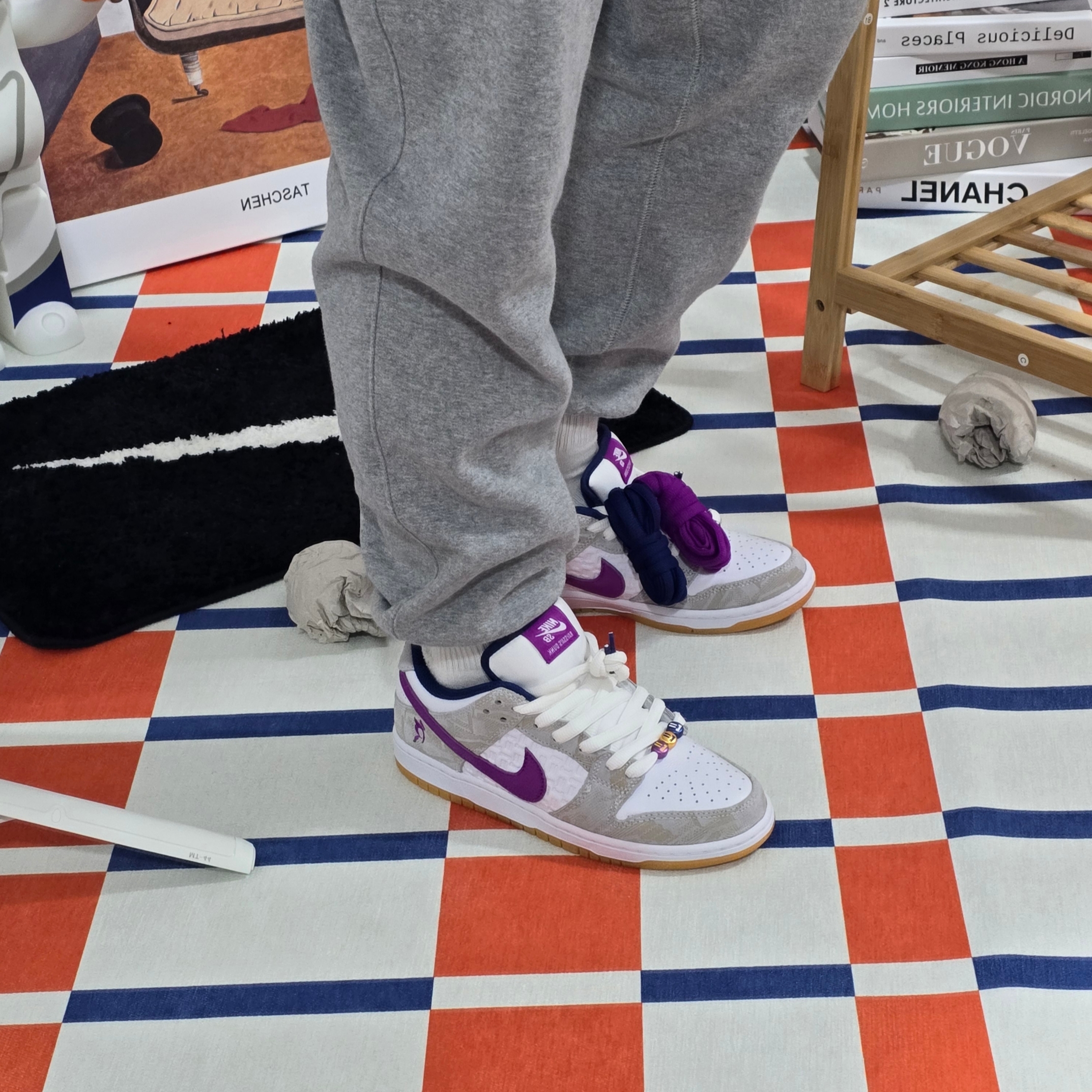 Nike x Rayssa Leal SB Dunk Low PRM Pure Platinum Vivid Purple 착용 스타일