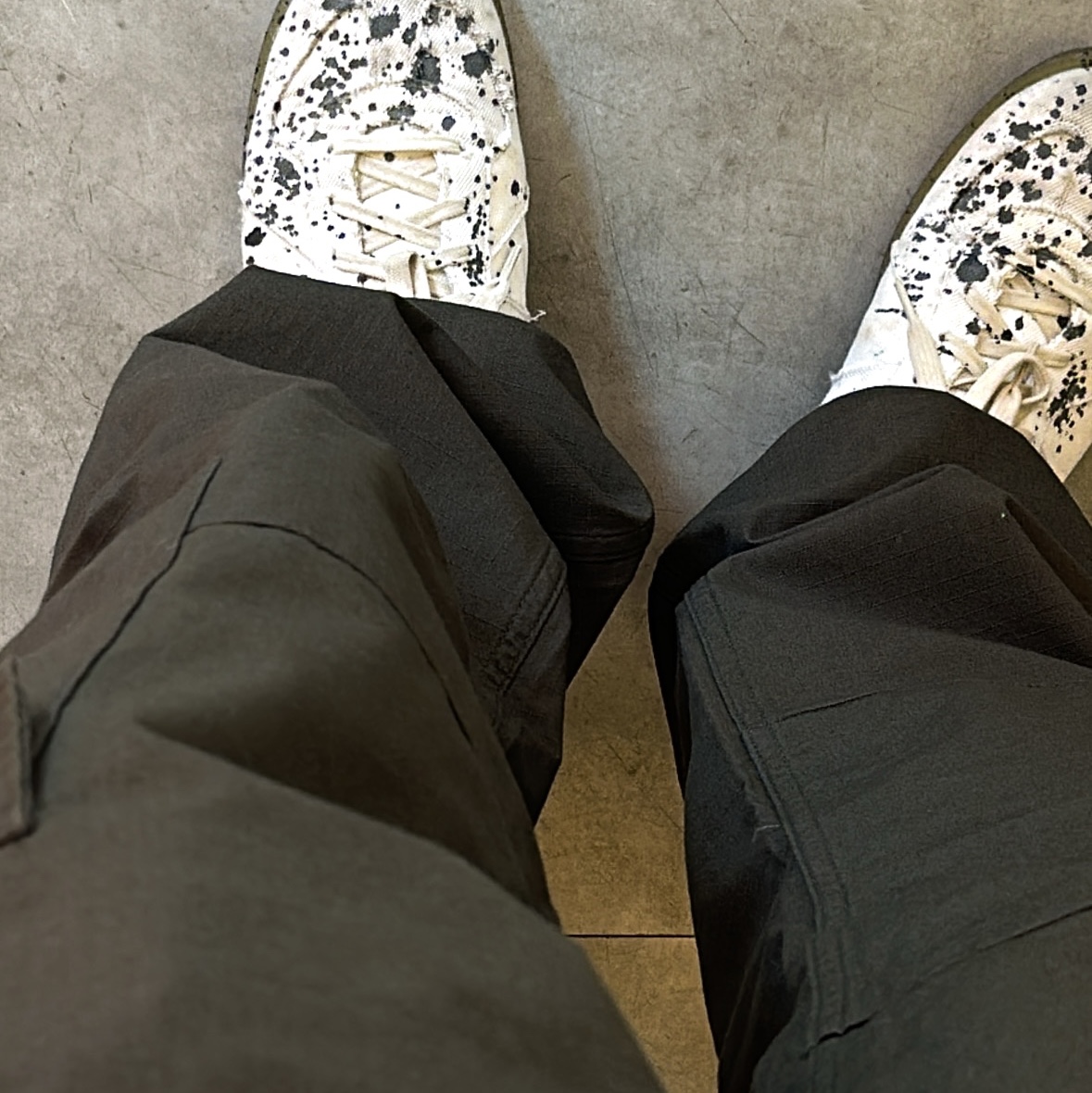Maison Margiela Cotton Paint Drop Replica Sneakers, Carhartt WIP Columbia Ripstop Regular Cargo Pants Cypress 착용 스타일