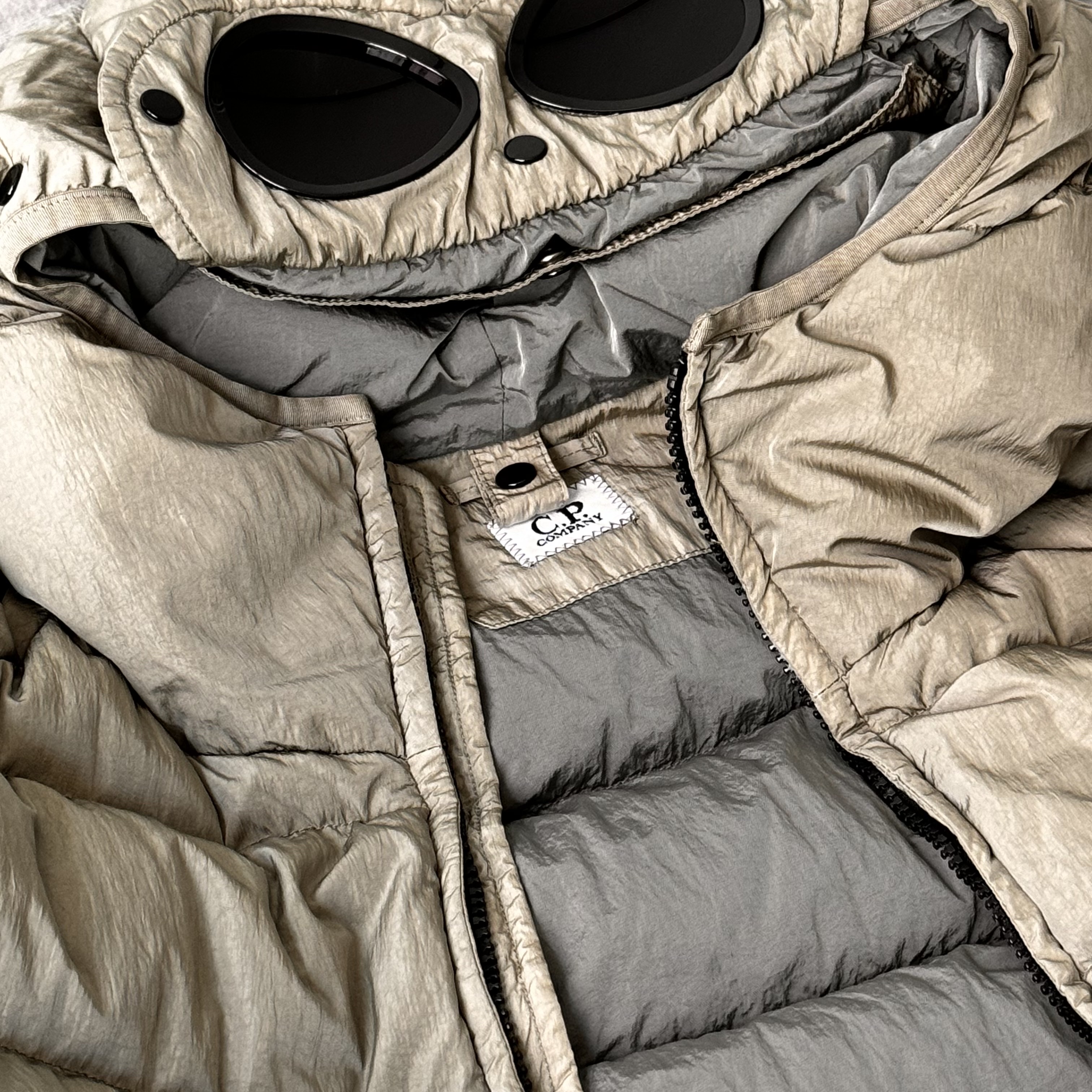 C.P. Company Eco-Chrome R Hooded Down Goggle Jacket Silver Sage Brown - 23FW 착용 스타일