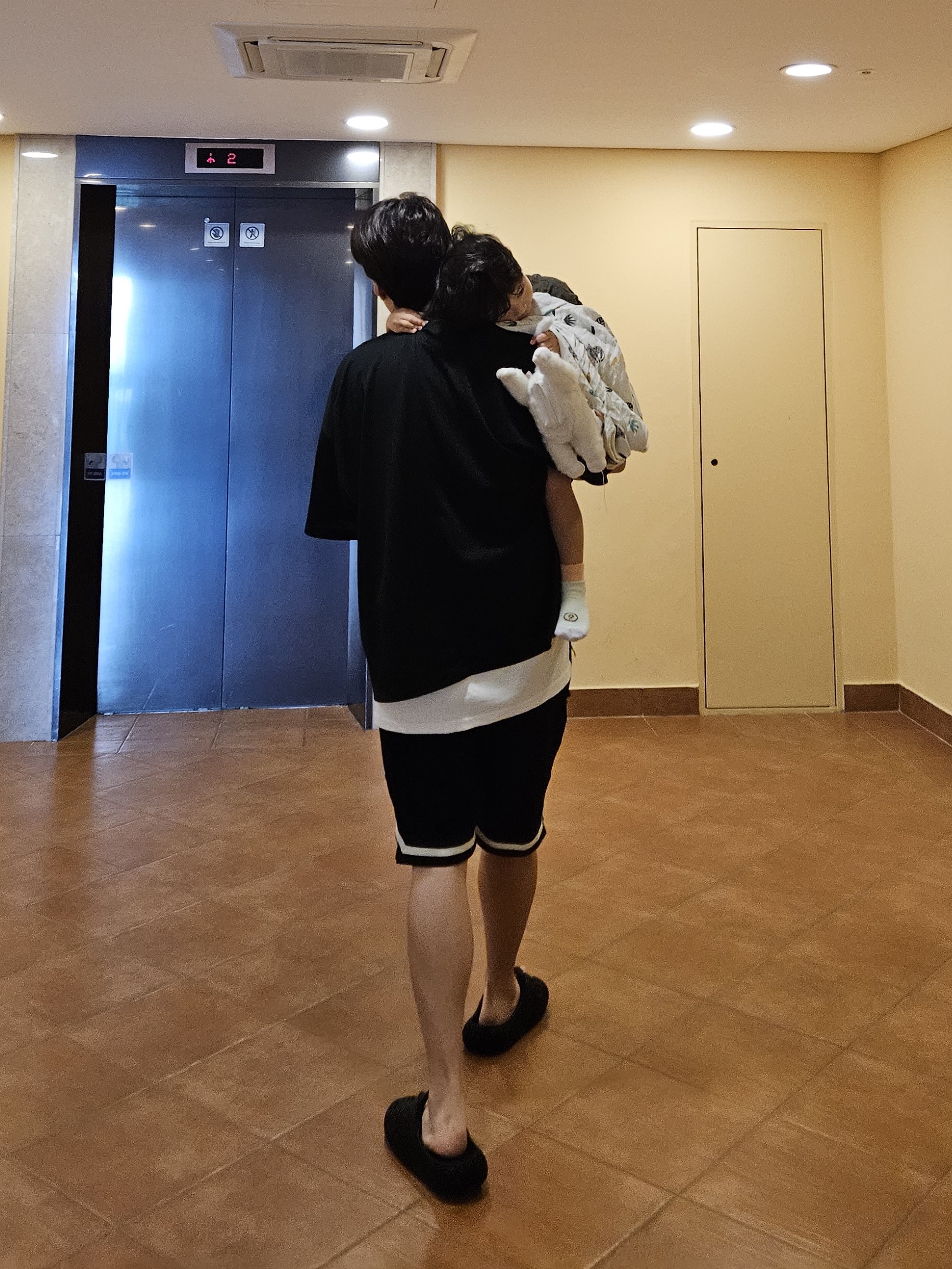Prada Re-Nylon and Saffiano Leather Shoulder Bag Black, New Balance x JJJJound 992 Made in USA Grey 착용 스타일 - 2