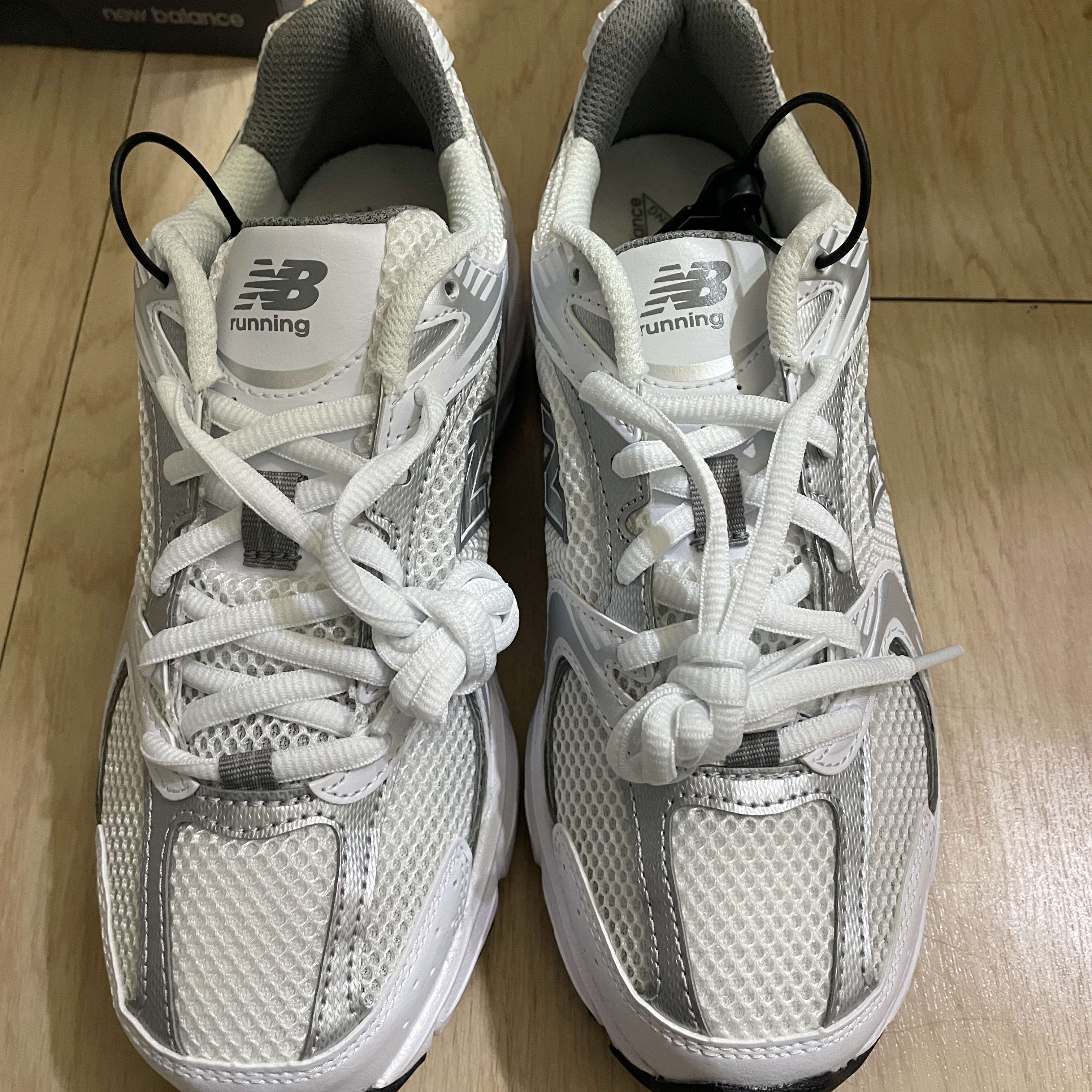 New Balance 530 White Silver 착용 스타일