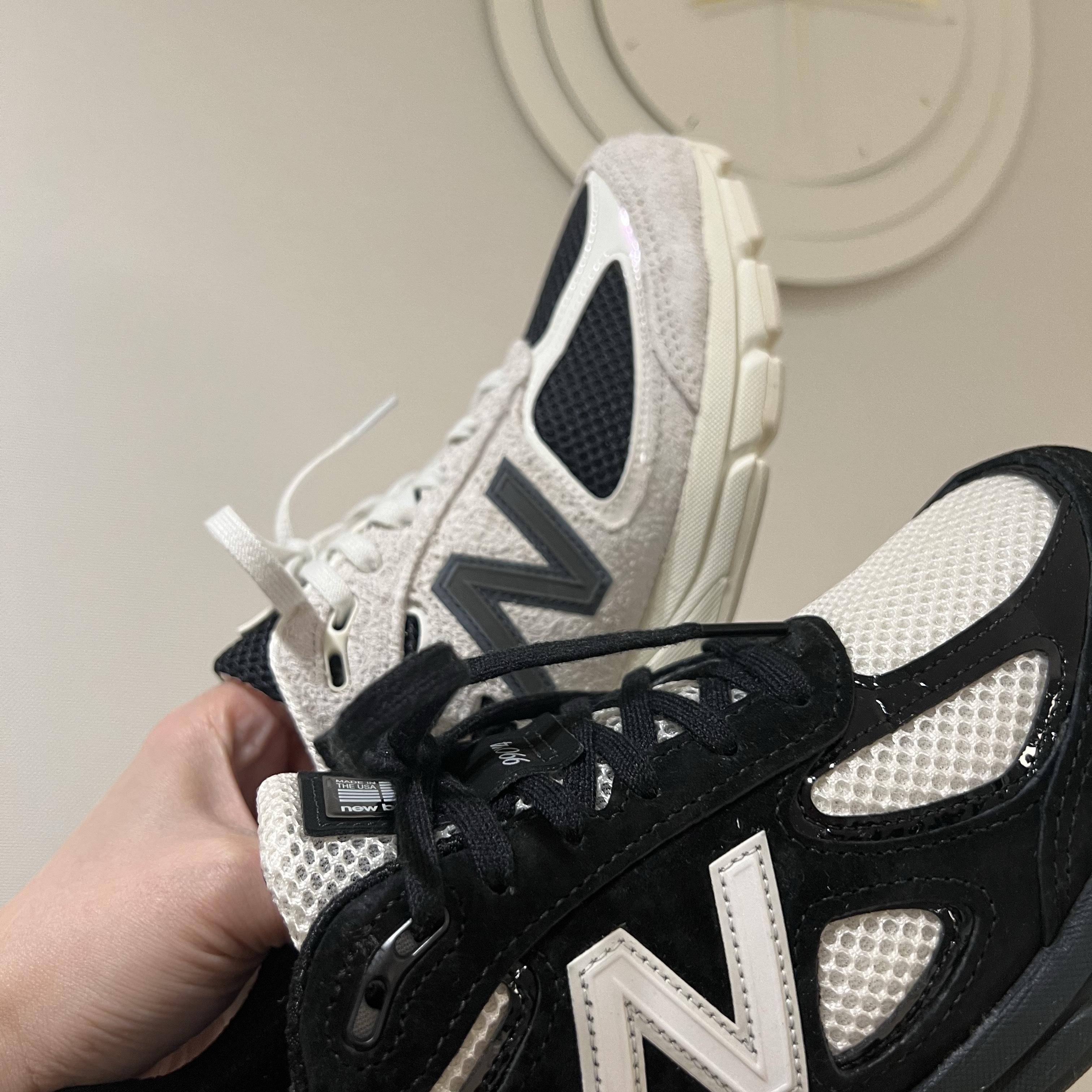 New Balance x Joe Freshgoods 990v4 Made in USA Black White, New Balance x Joe Freshgoods 990v4 Made in USA White Black 착용 스타일 - 1