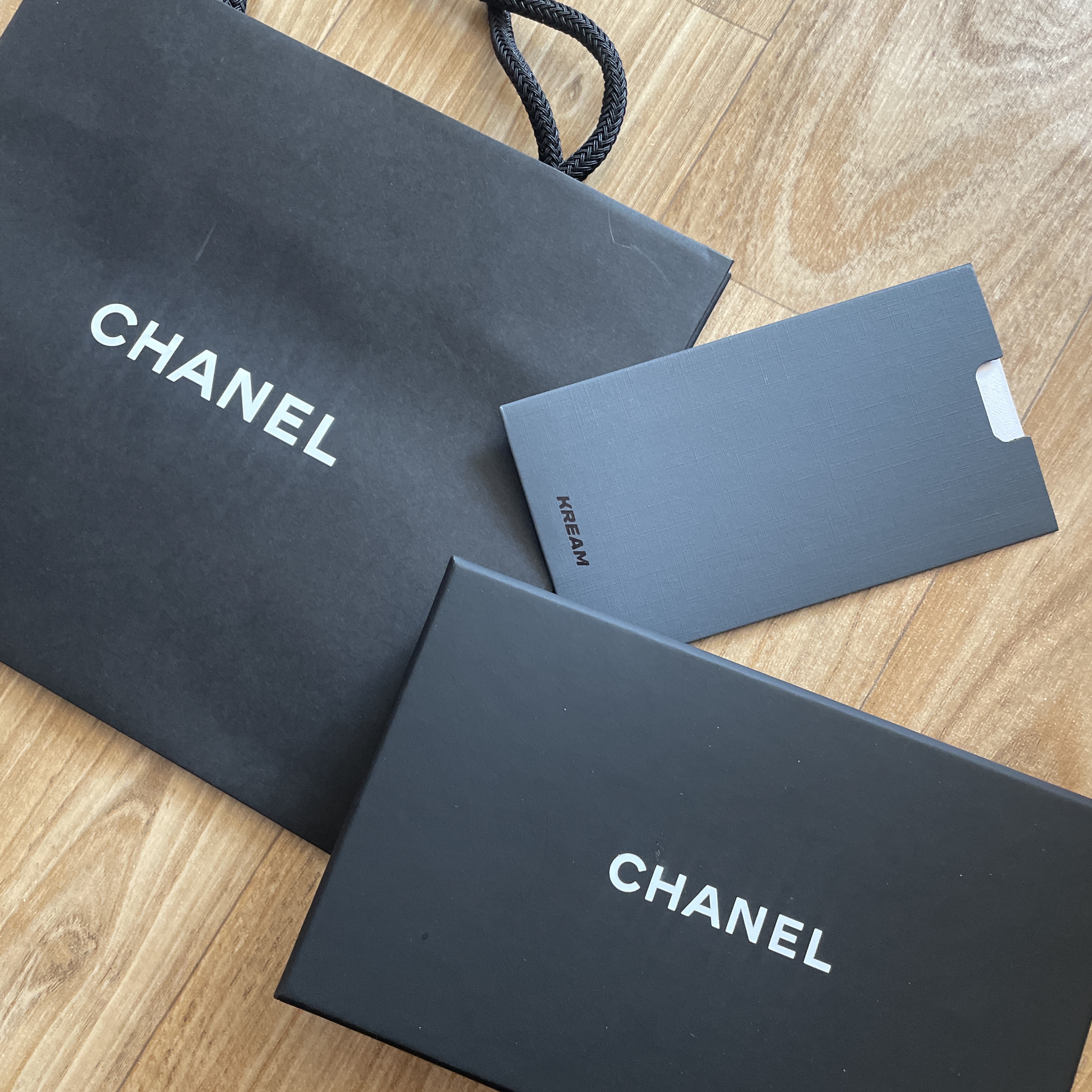 Chanel Classic Card Holder Grained Calfskin & Gold Black 착용 스타일 - 2