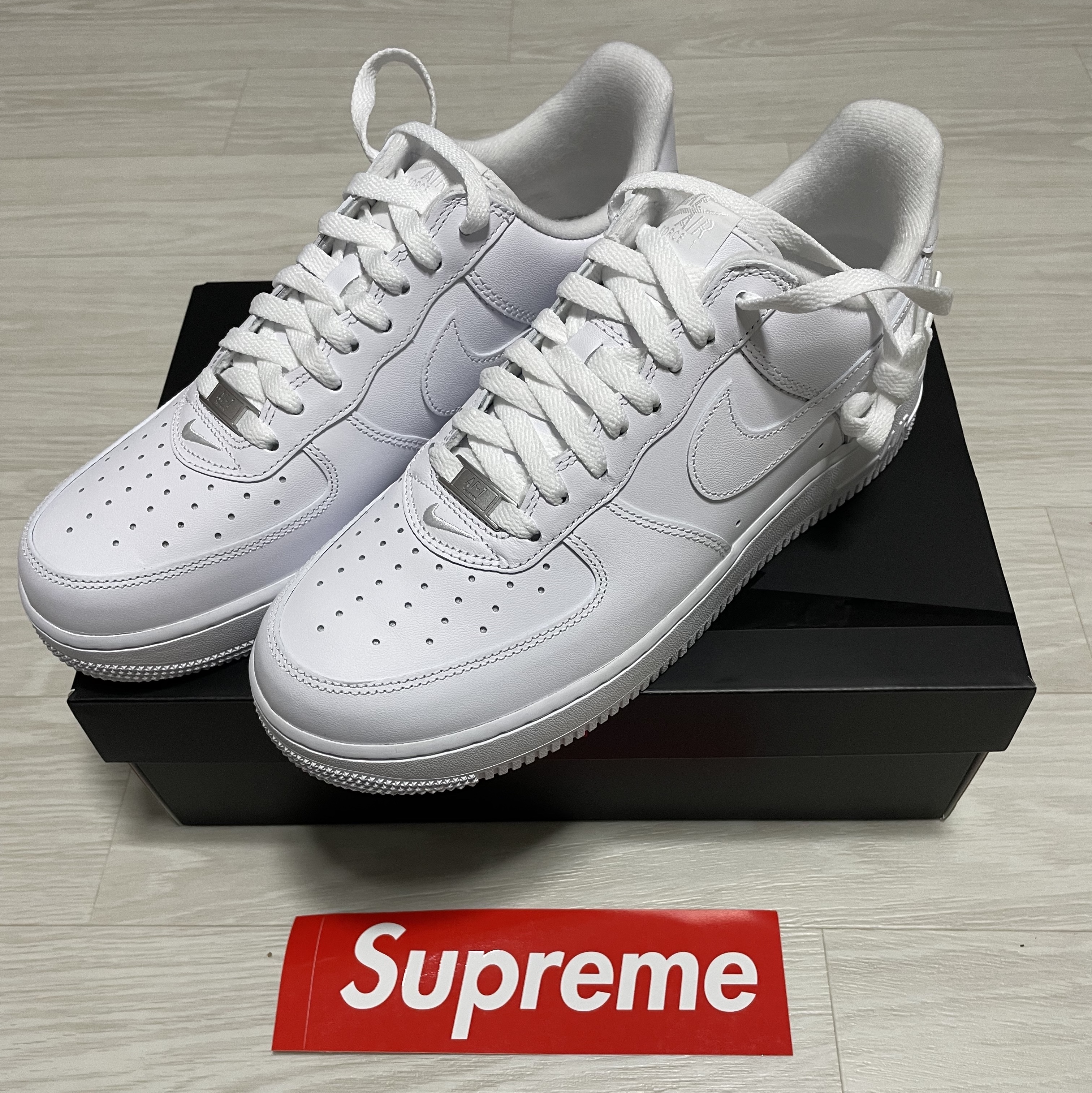 Nike x Supreme Air Force 1 Low White 착용 스타일 - 1