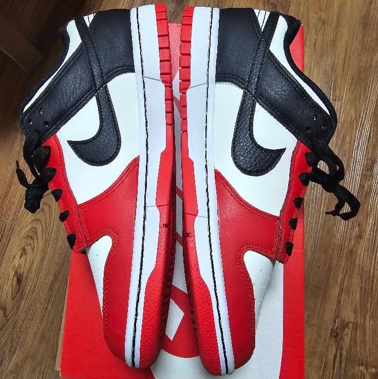 Nike x NBA Dunk Low Retro EMB Black and Chile Red 착용 스타일 - 2