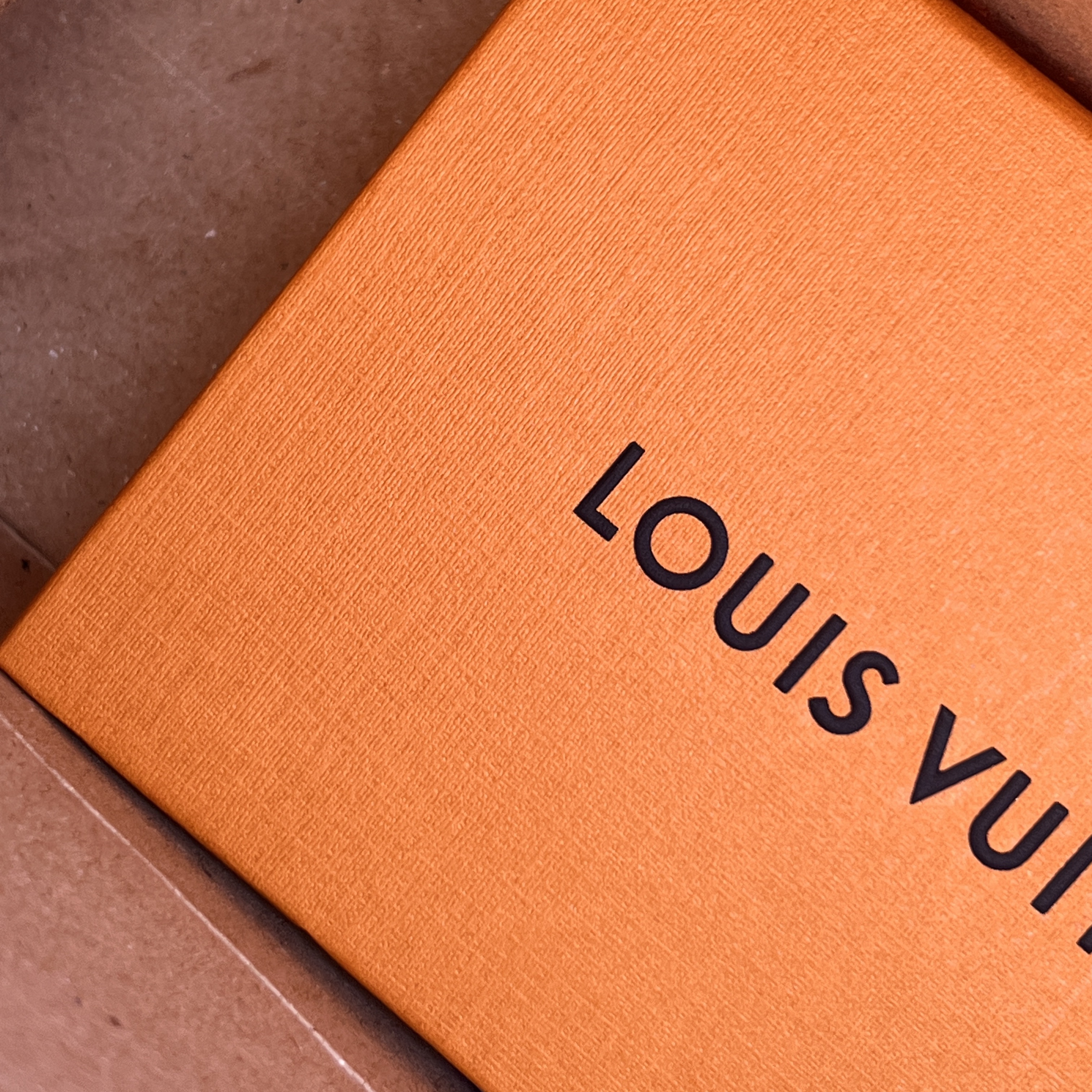 Louis Vuitton Key Pouch Monogram 착용 스타일