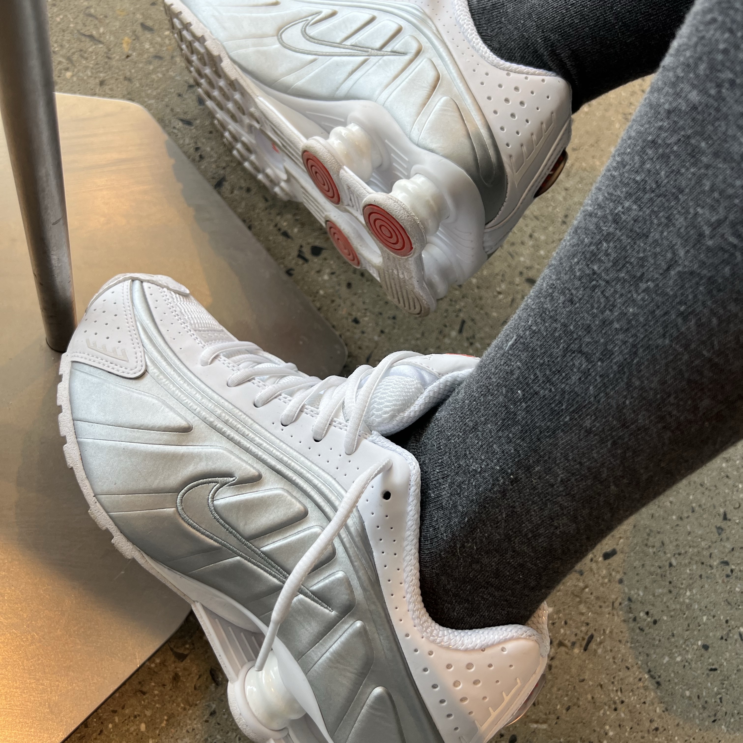 (W) Nike Shox R4 White Metallic Silver 착용 스타일