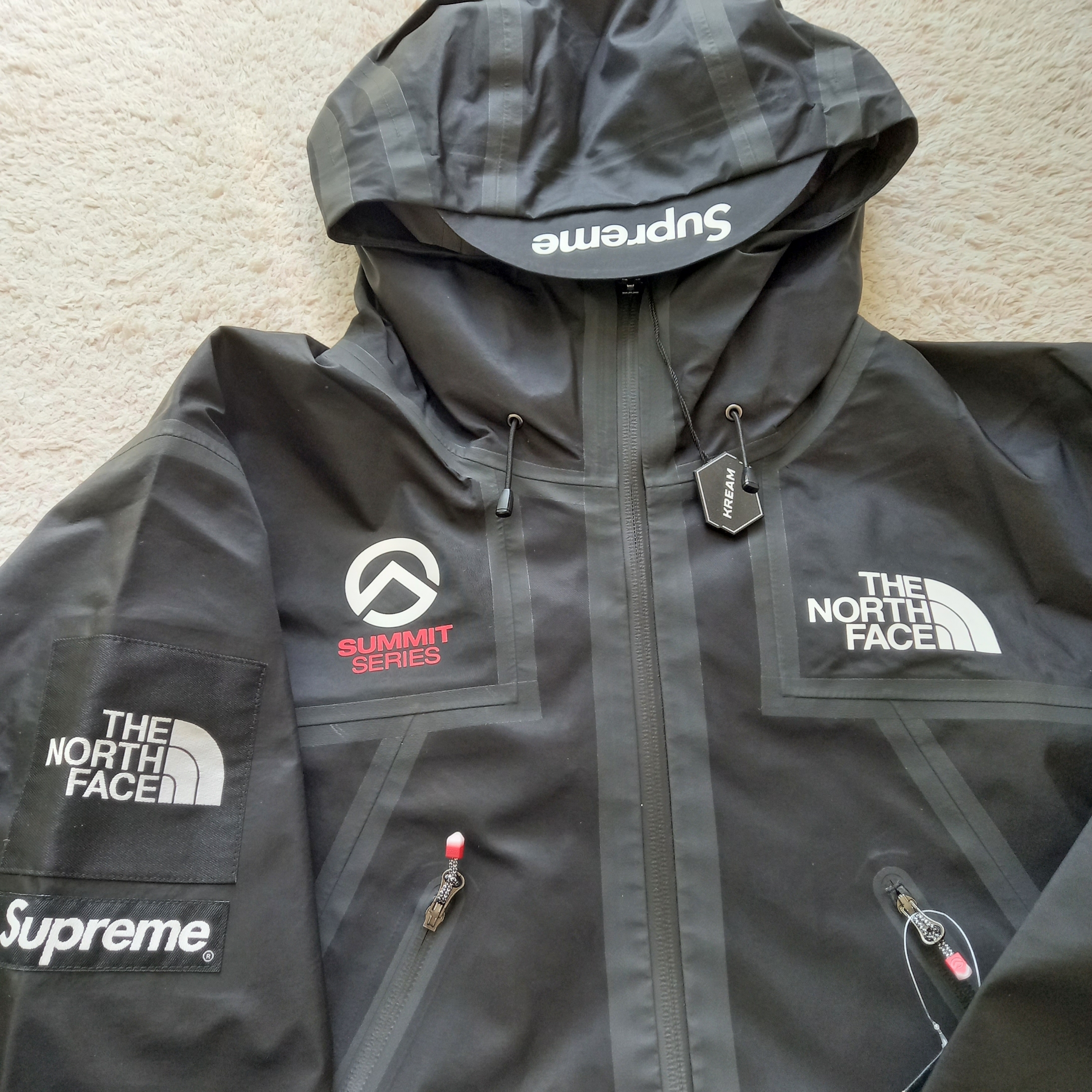 Supreme x The North Face Summit Series Outer Tape Seam Jacket Black - 21SS, Arc'teryx Squamish Pants Black 착용 스타일 - 3