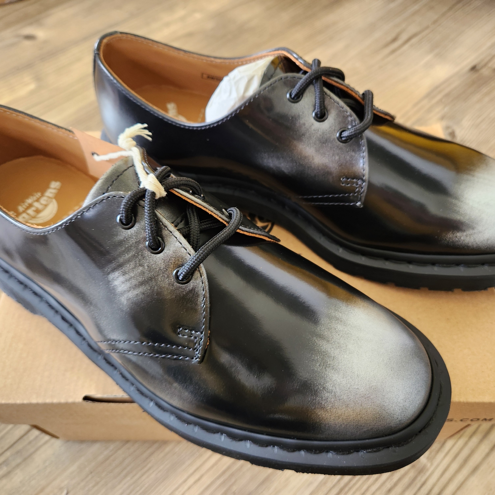 Dr. Martens x Supreme 1461 Gray Silver 착용 스타일 - 1