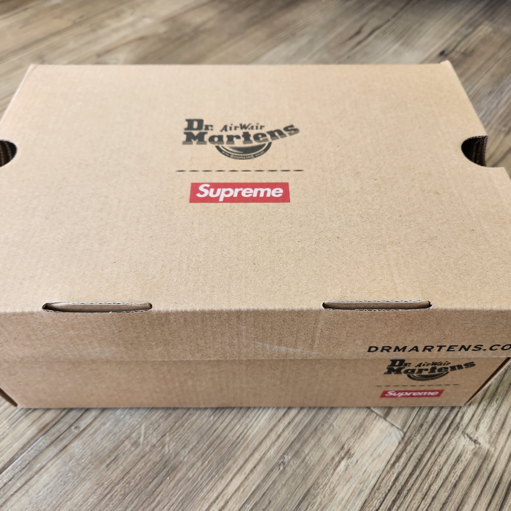 Dr. Martens x Supreme 1461 Gray Silver 착용 스타일 - 5
