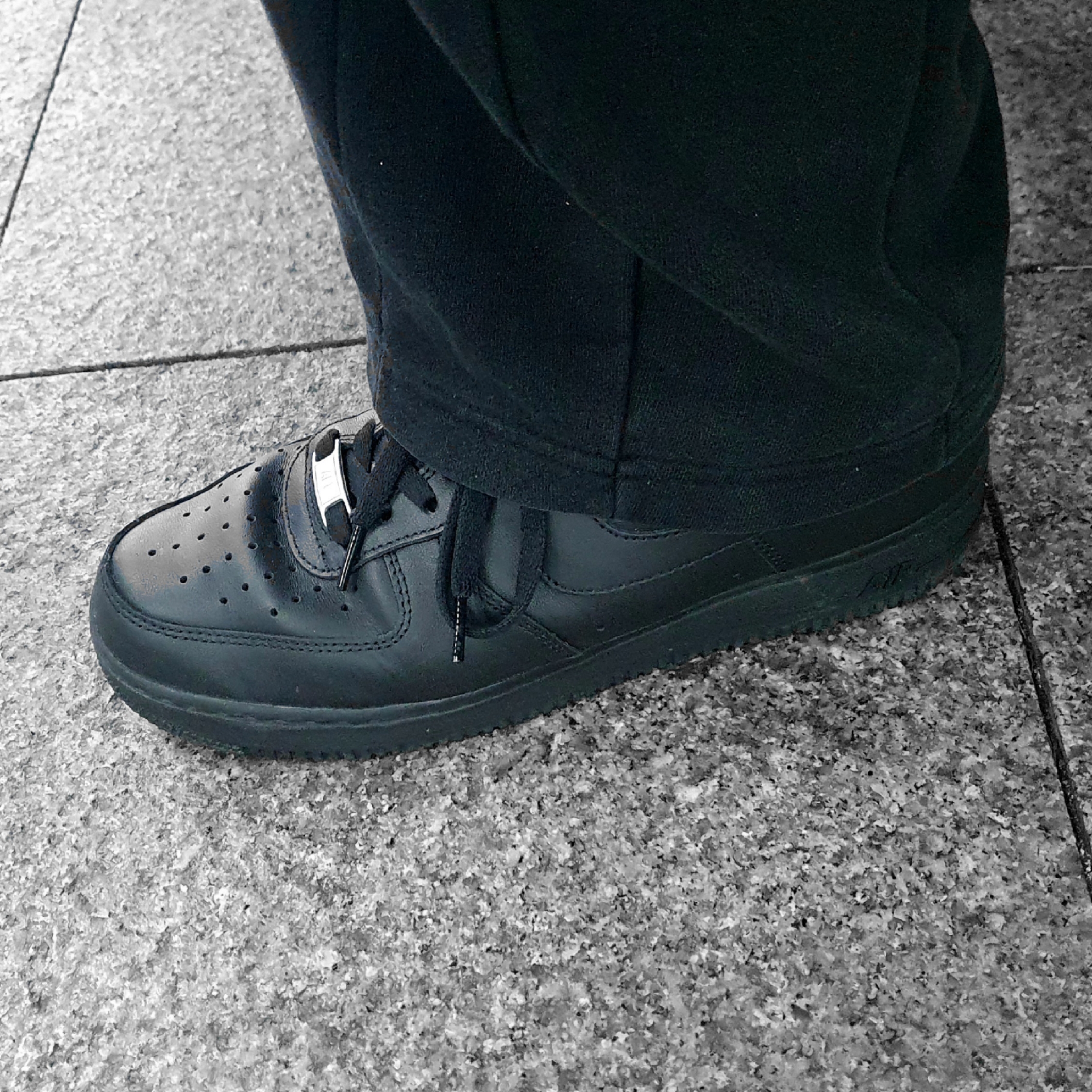 Nike Air Force 1 '07 Low Triple Black 착용 스타일