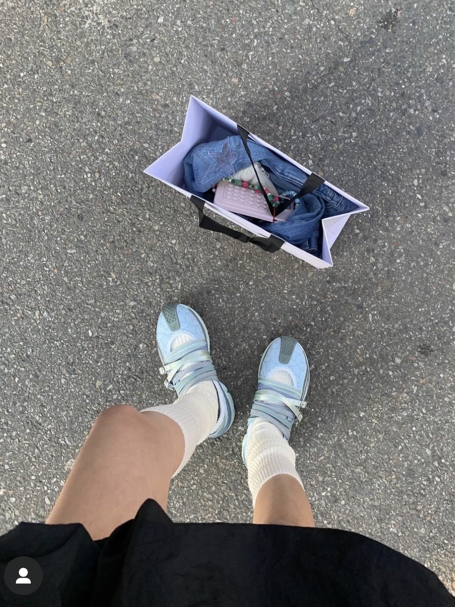 (W) Asics x Kiko Kostadinov x Heaven by Marc Jacobs Gel-Lokros Faded Denim Pale Aqua 착용 스타일 - 3