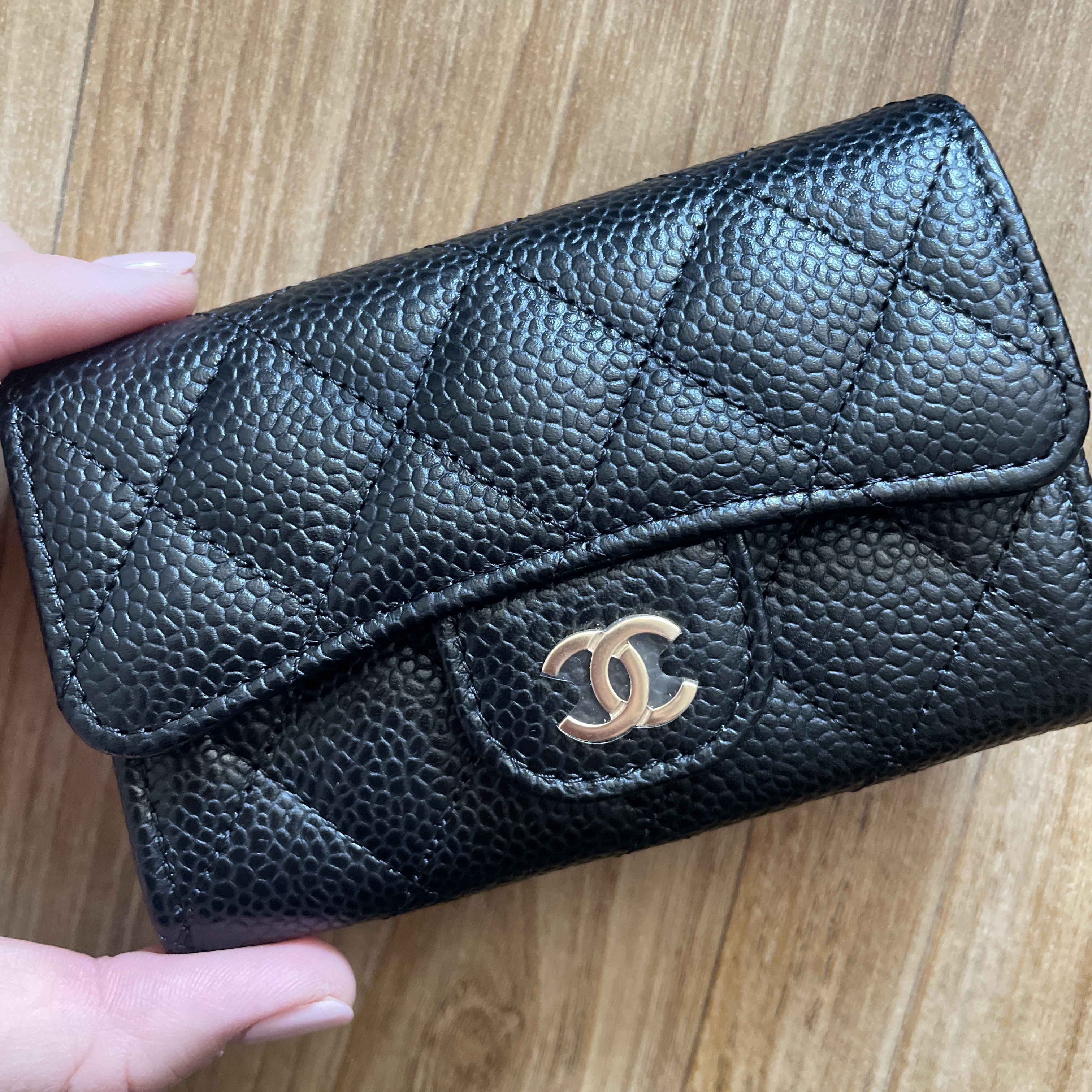 Chanel Classic Card Holder Grained Calfskin & Gold Black 착용 스타일 - 4