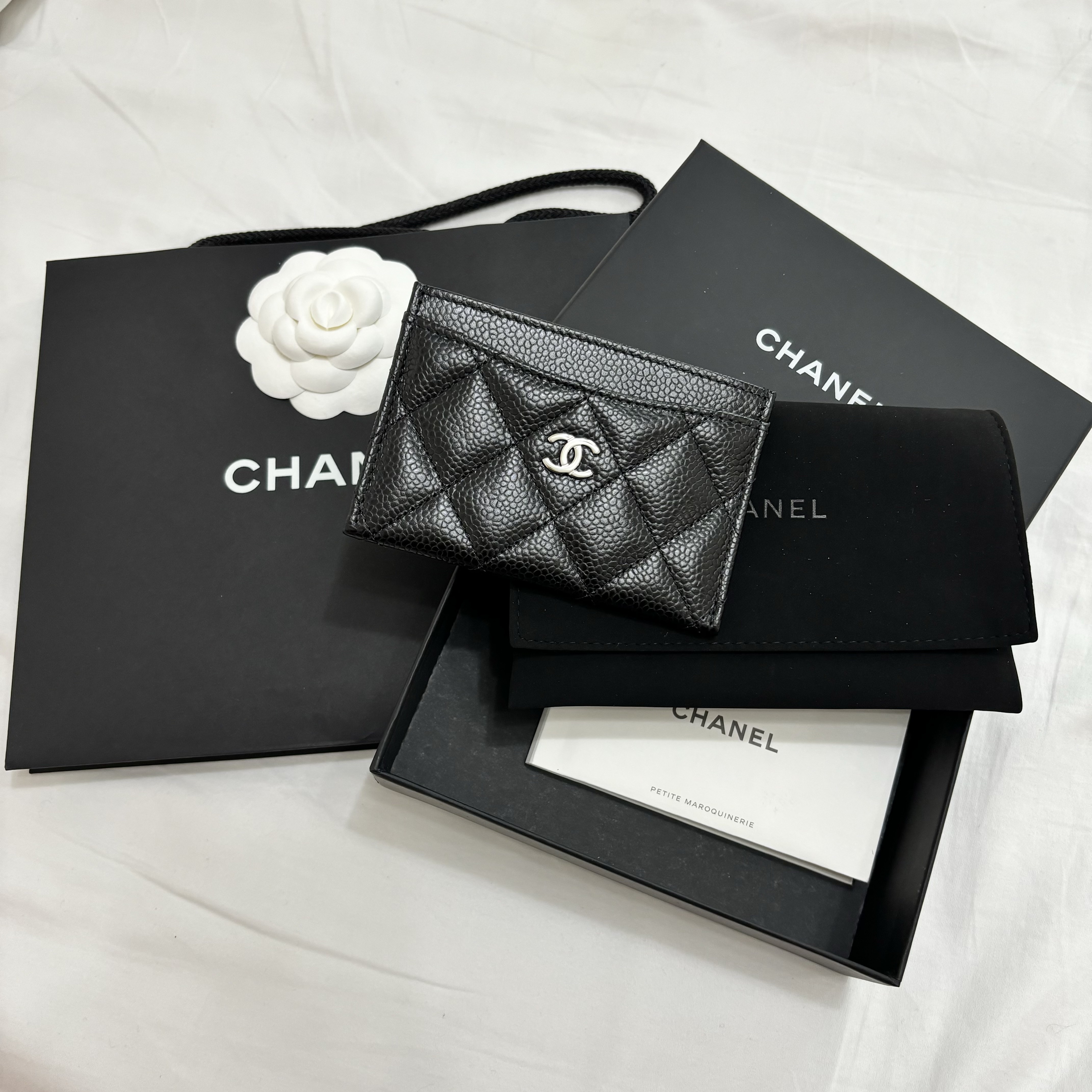 Chanel Classic Card Holder Grained Calfskin & Silver Black 착용 스타일