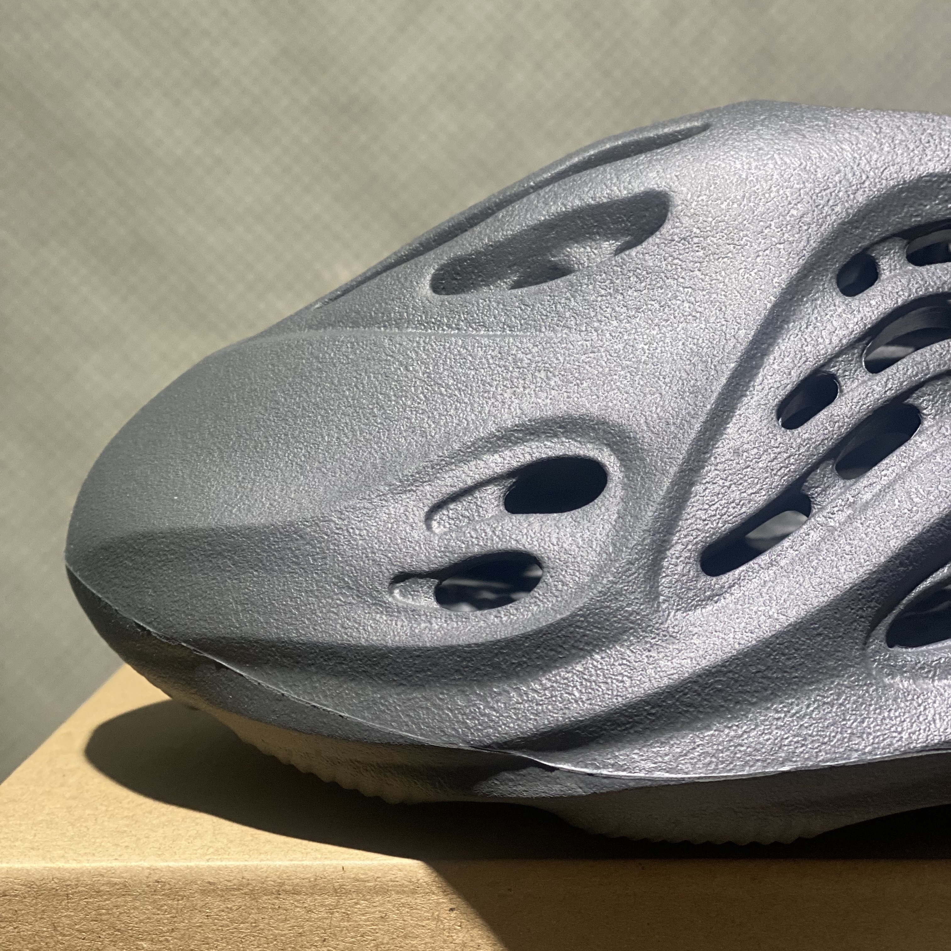 Adidas Yeezy Foam RNNR Carbon 착용 스타일 - 1