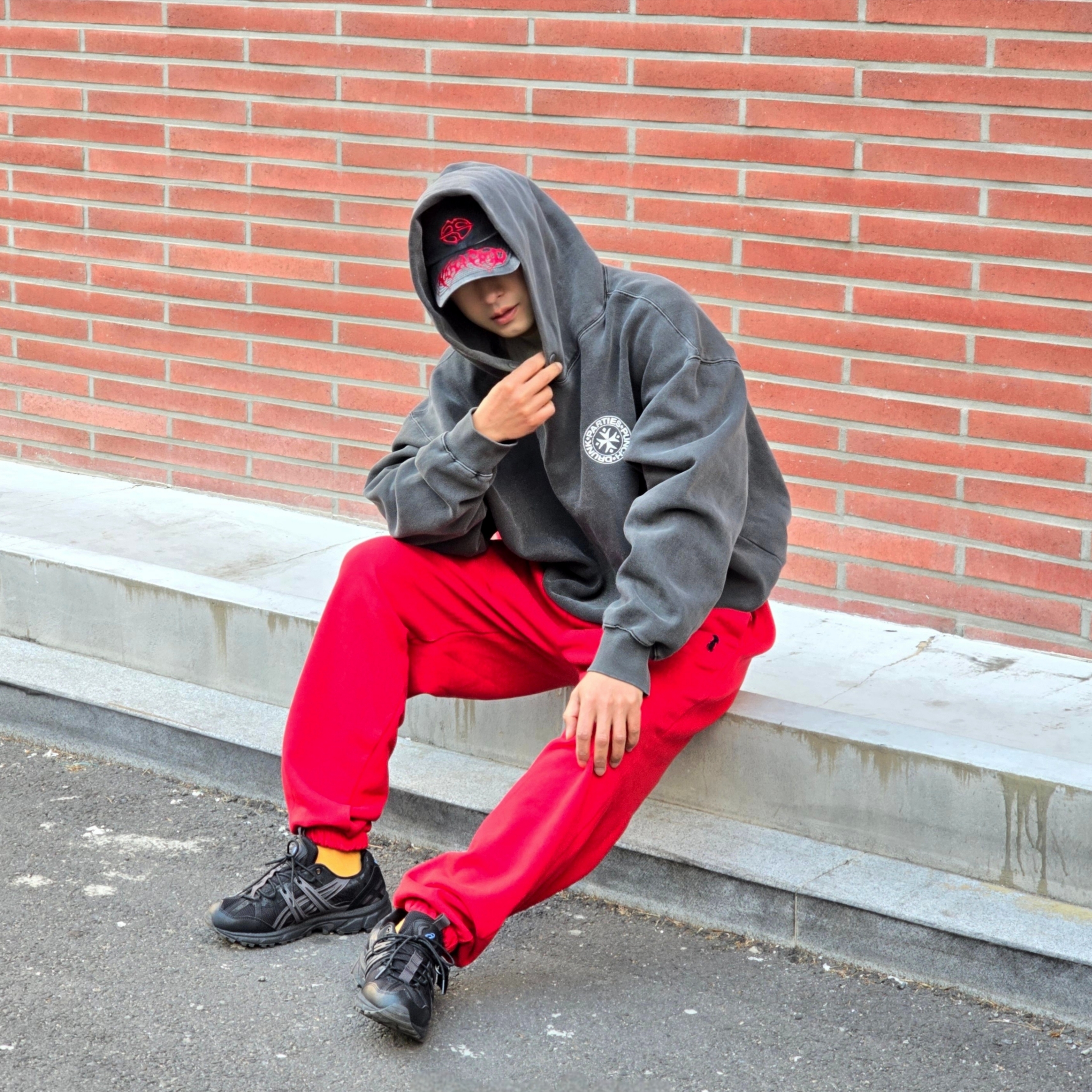 Punch Drunk Parties Circle Logo Garment Dyed Hoodie Charcoal, Asics Gel-Sonoma 15-50 Black Obsidian Grey 착용 스타일 - 1