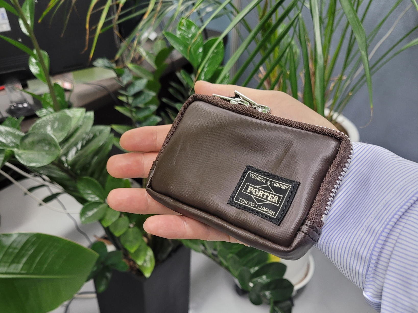 Porter Freestyle Multi Coin Case Brown 착용 스타일