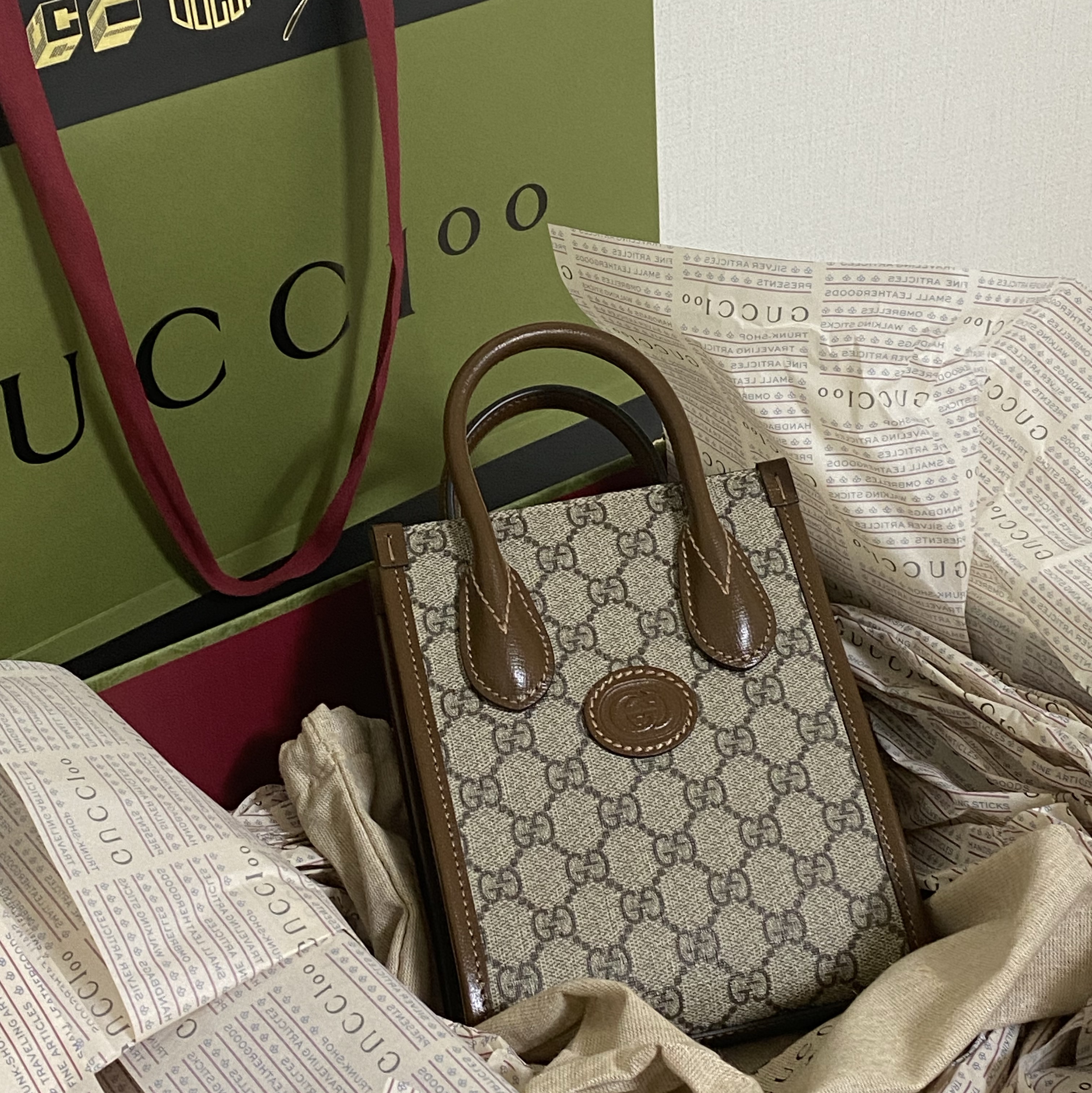 Gucci Mini Tote Bag with Interlocking G Beige Ebony Brown 착용 스타일 - 2