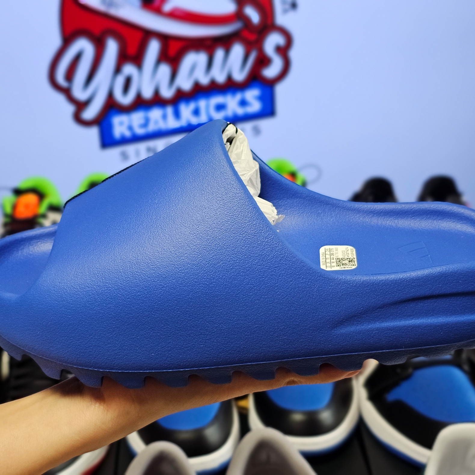 Adidas Yeezy Slide Azure 착용 스타일