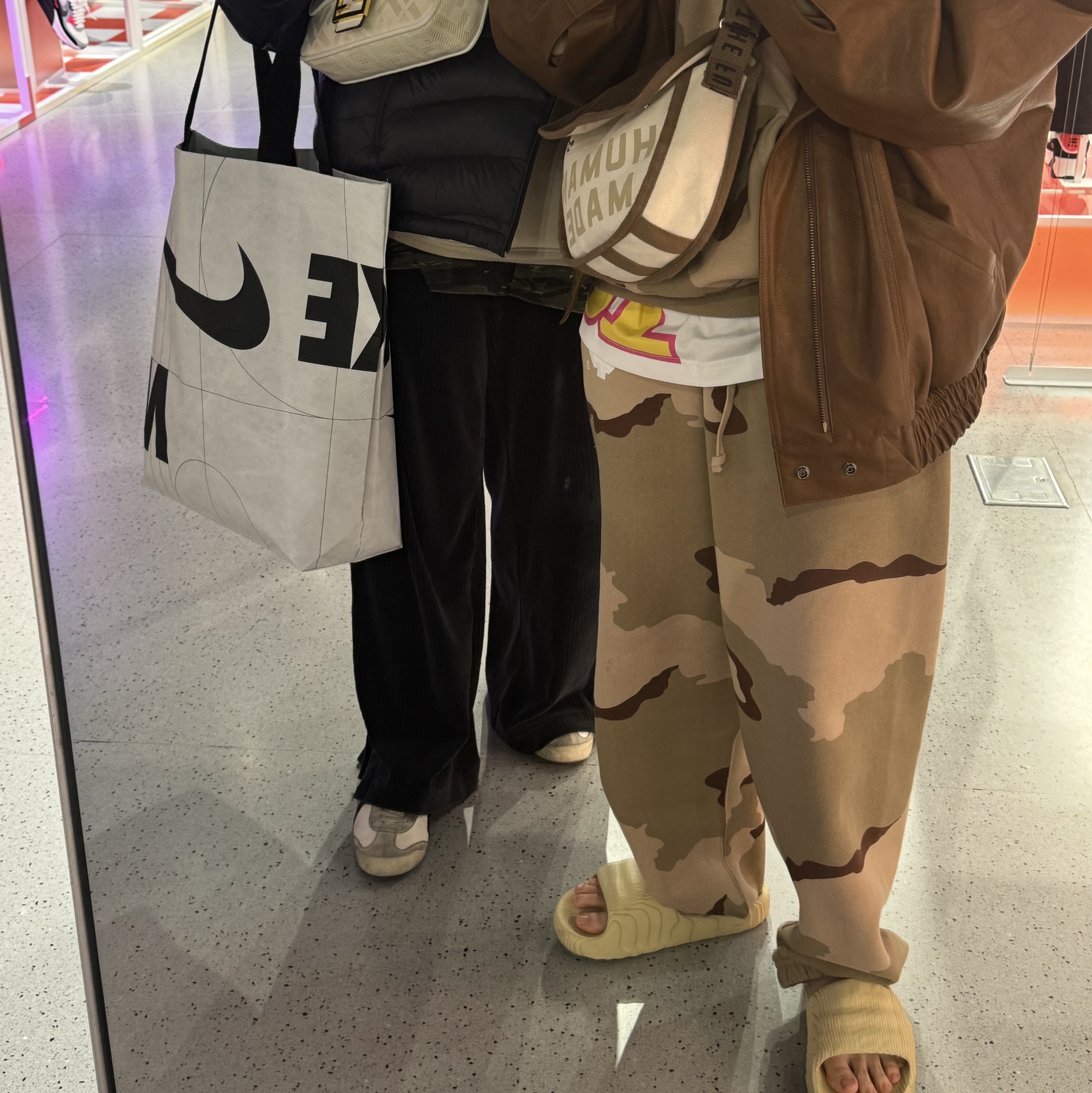 Adidas Adilette 22 Desert Sand, Supreme $ Hooded Sweatshirt Desert Camo - 24SS 착용 스타일