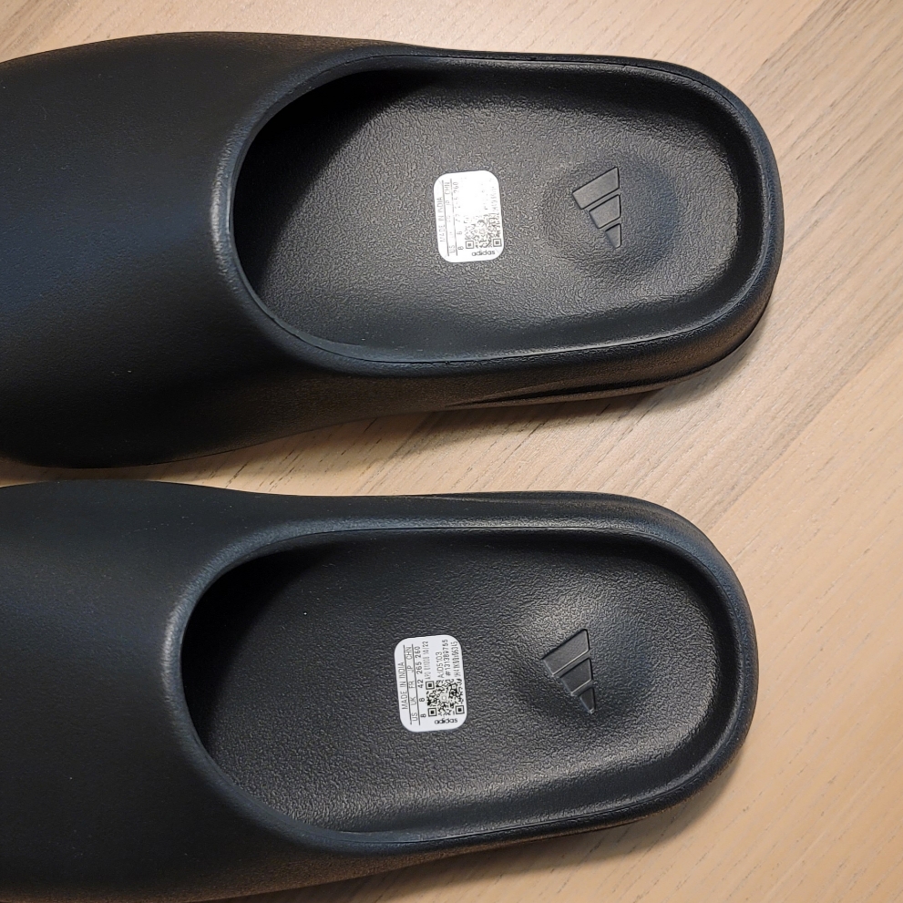 Adidas Yeezy Slide Onyx 착용 스타일