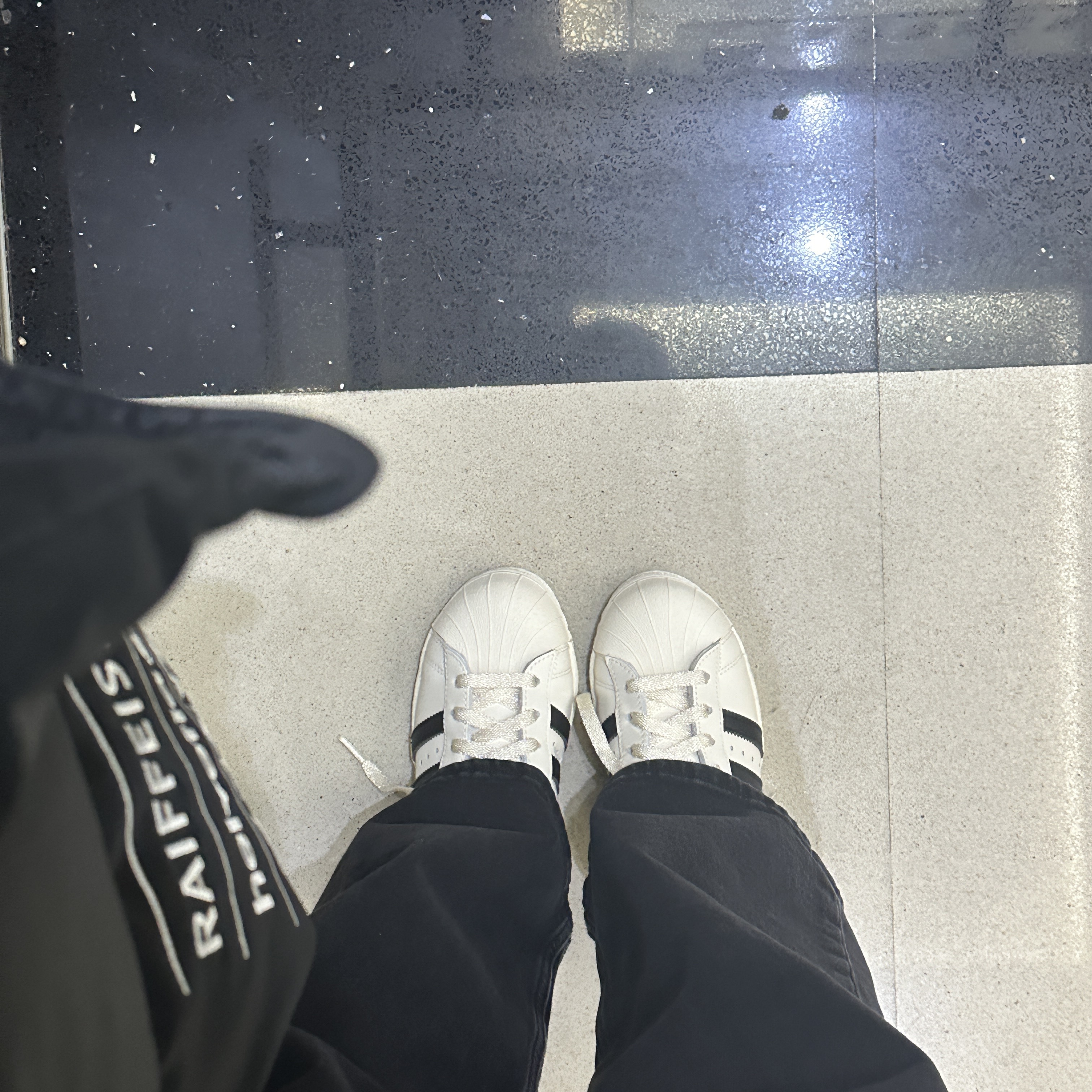 Adidas Superstar 82 White Black 착용 스타일