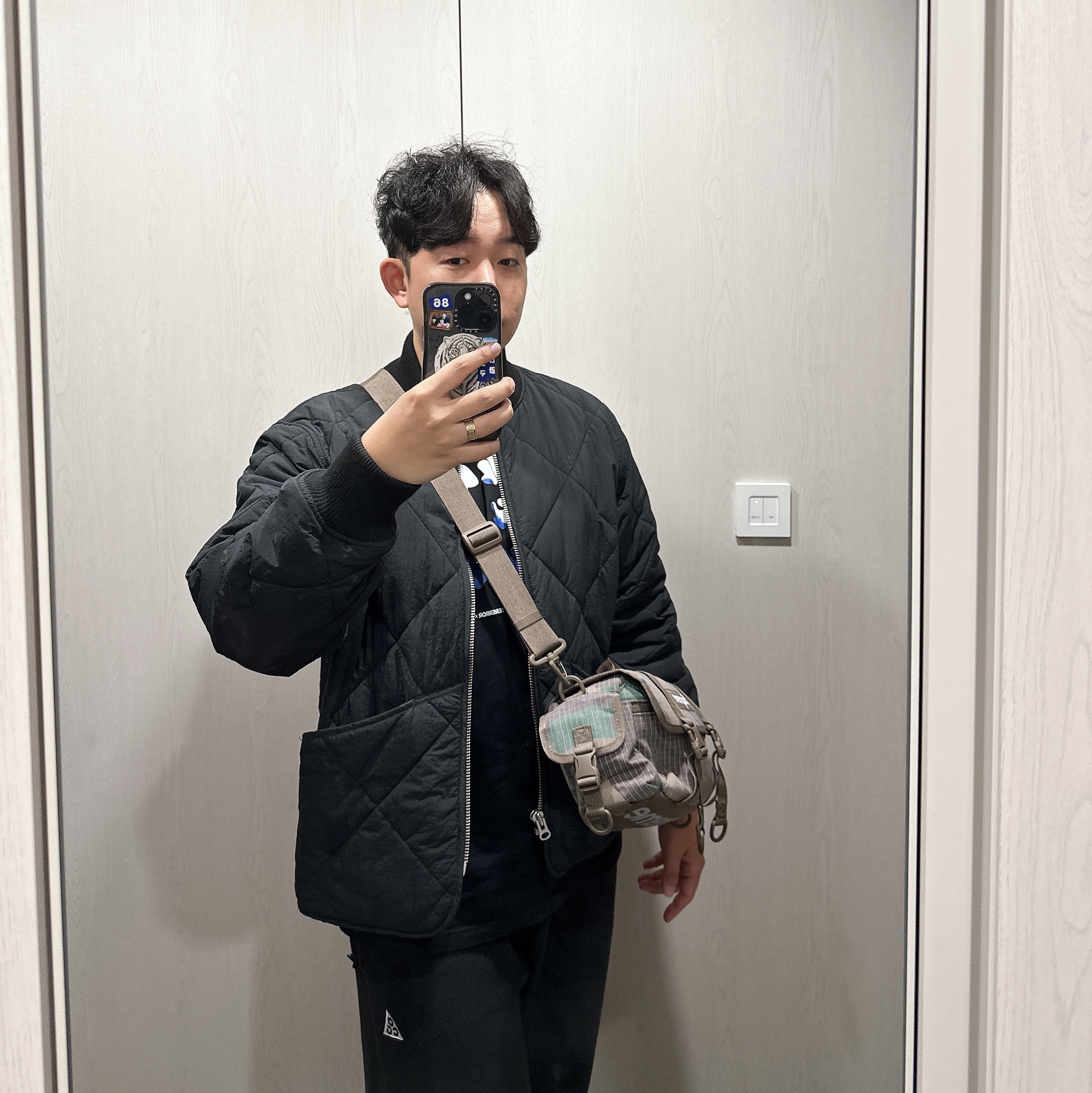 Supreme Mini Duffle Bag Woodland Camo - 24SS, Stussy Dice Quilted Liner Jacket Black 착용 스타일