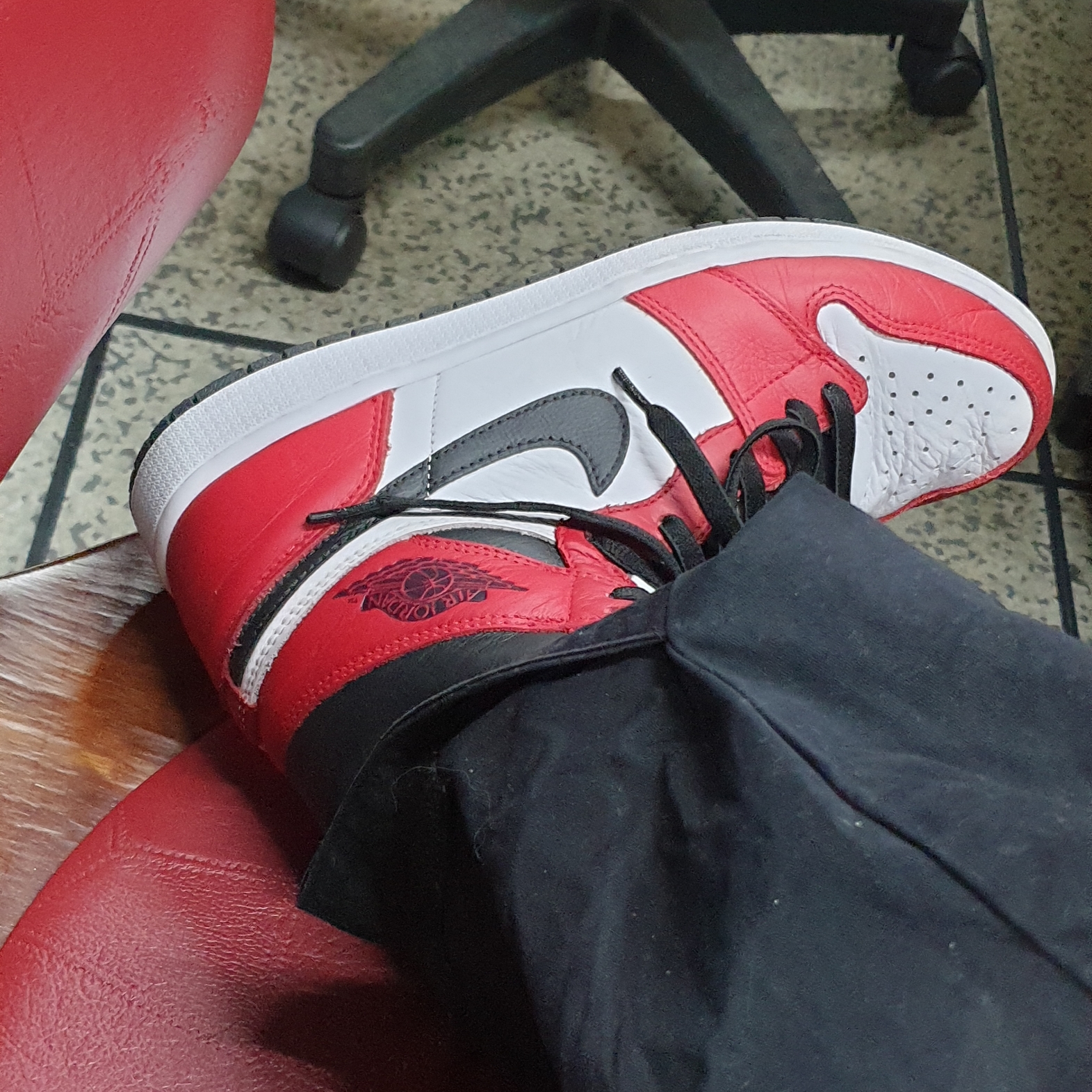 Jordan 1 Retro High OG Light Fusion Red, Jordan 1 Retro High OG Chicago 2022 착용 스타일 - 1