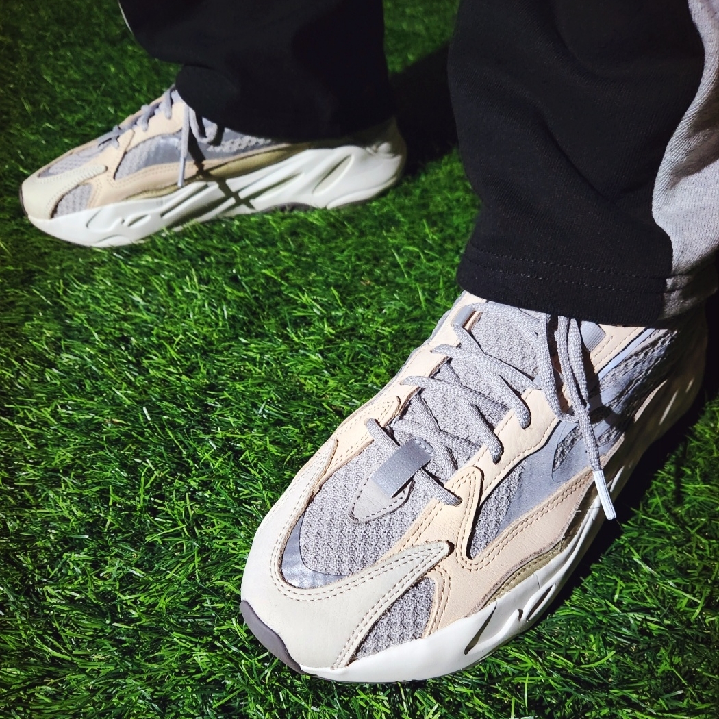 Adidas Yeezy Boost 700 V2 Cream 착용 스타일 - 5