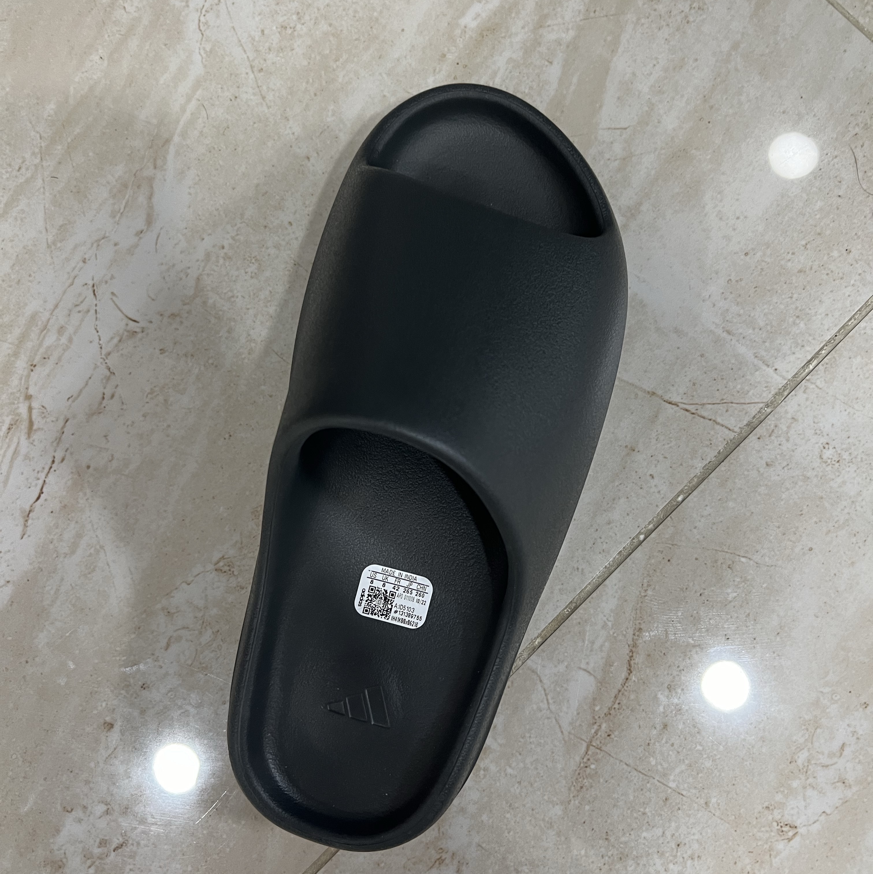 Adidas Yeezy Slide Onyx 착용 스타일