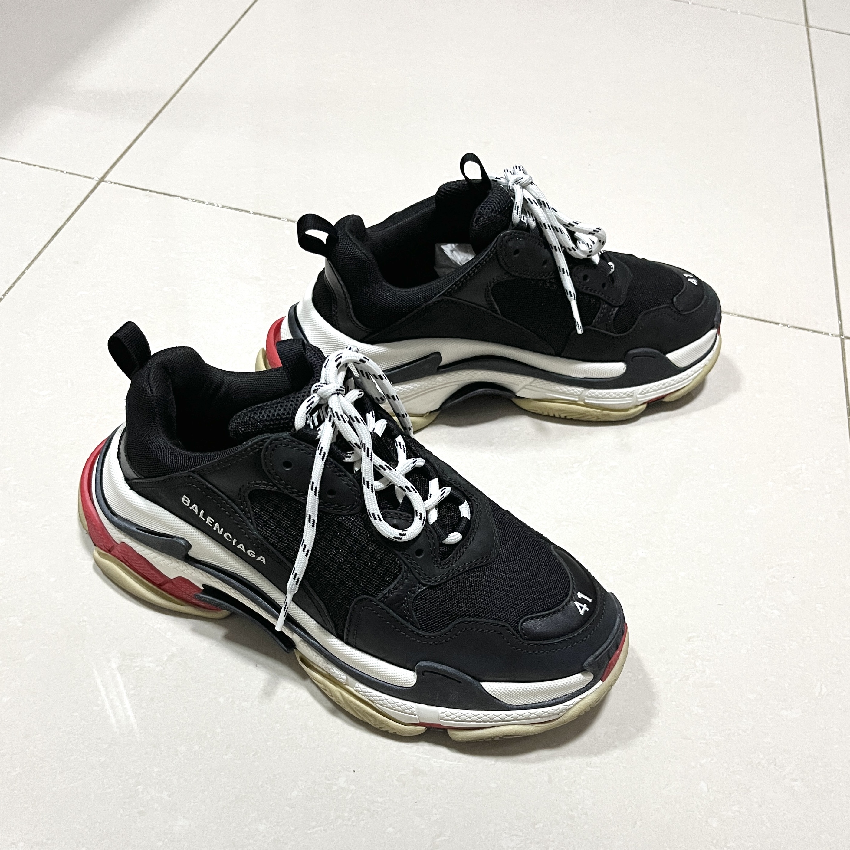 (W) Balenciaga Triple S Trainer Black White Red 착용 스타일