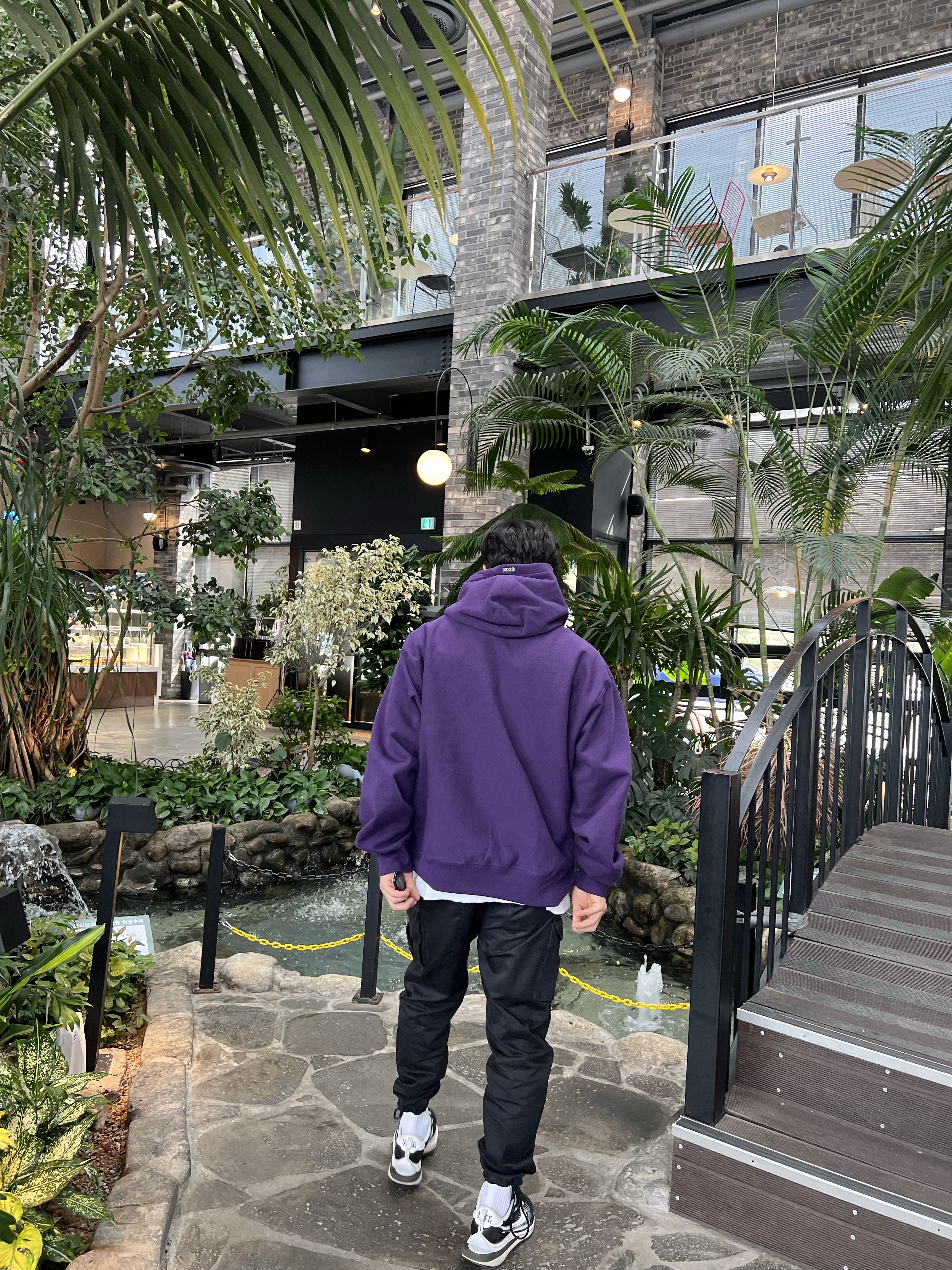 Supreme Box Logo Hooded Sweatshirt Dark Purple - 23FW, Nike x Sacai VaporWaffle Black White 착용 스타일 - 2