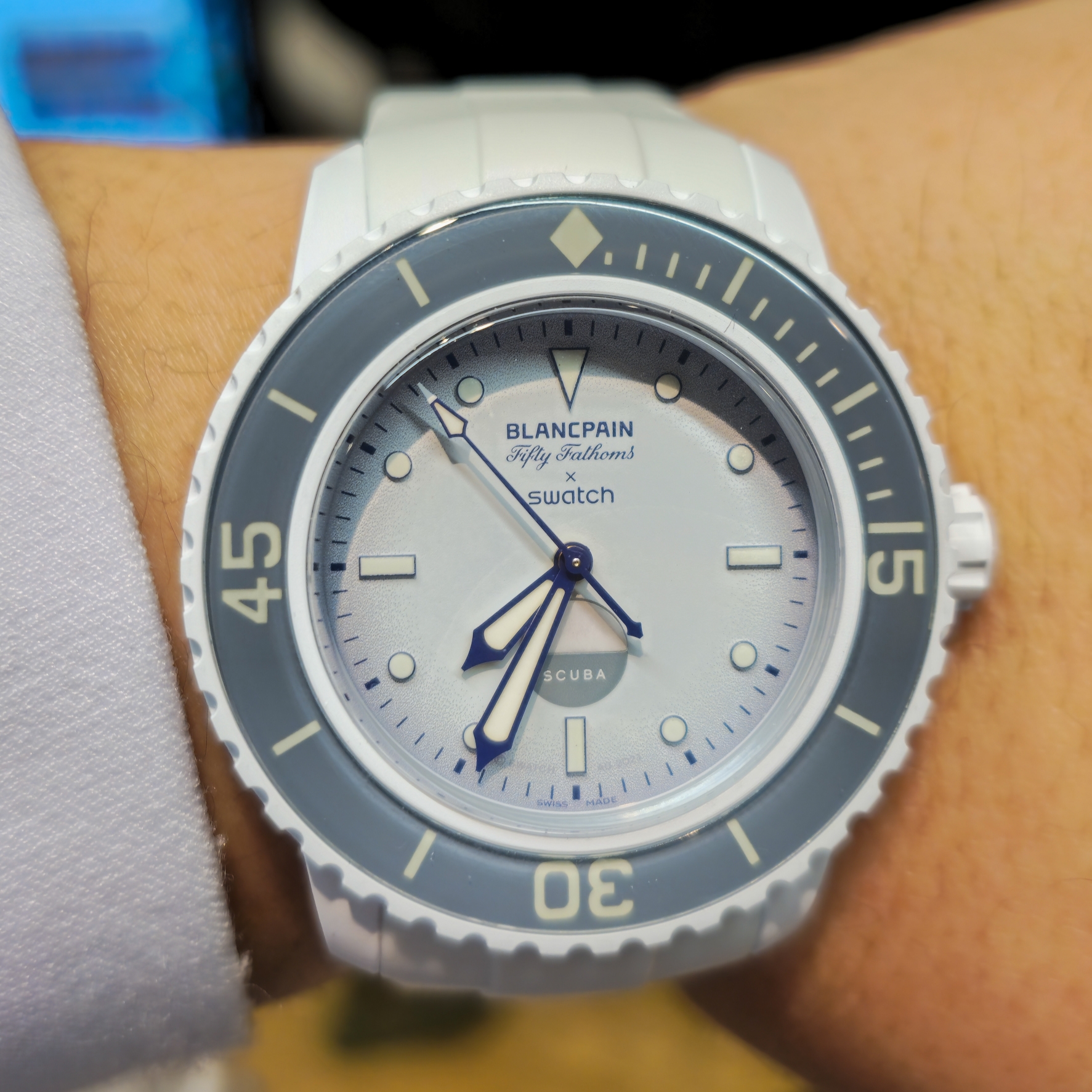 Swatch x Blancpain Bioceramic Antarctic Ocean 착용 스타일 - 1