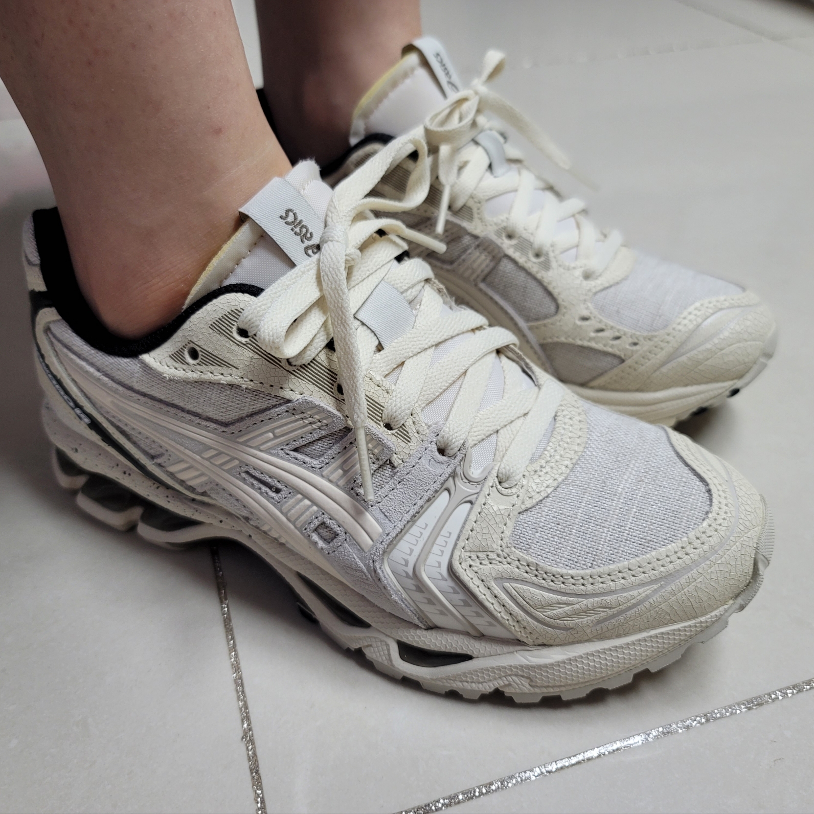 Asics Gel-Kayano 14 Imperfection Pack Cream, Asics Unlimited Gel-Kayano 14 Carrier Grey Black 착용 스타일 - 1