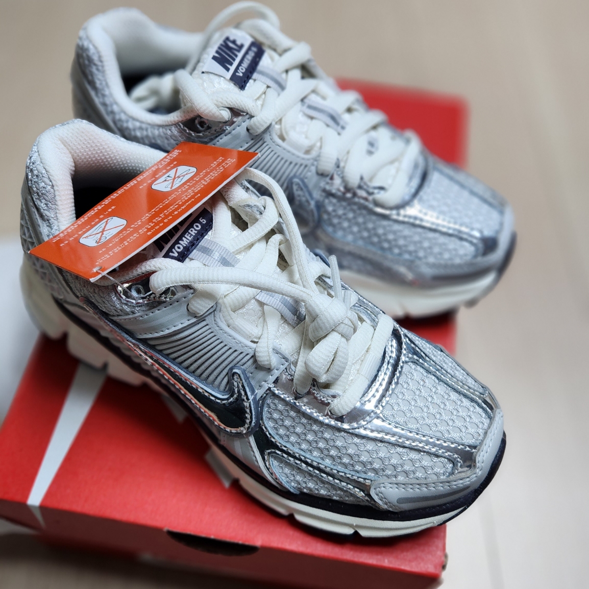 (W) Nike Zoom Vomero 5 Photon Dust and Metallic Silver 착용 스타일