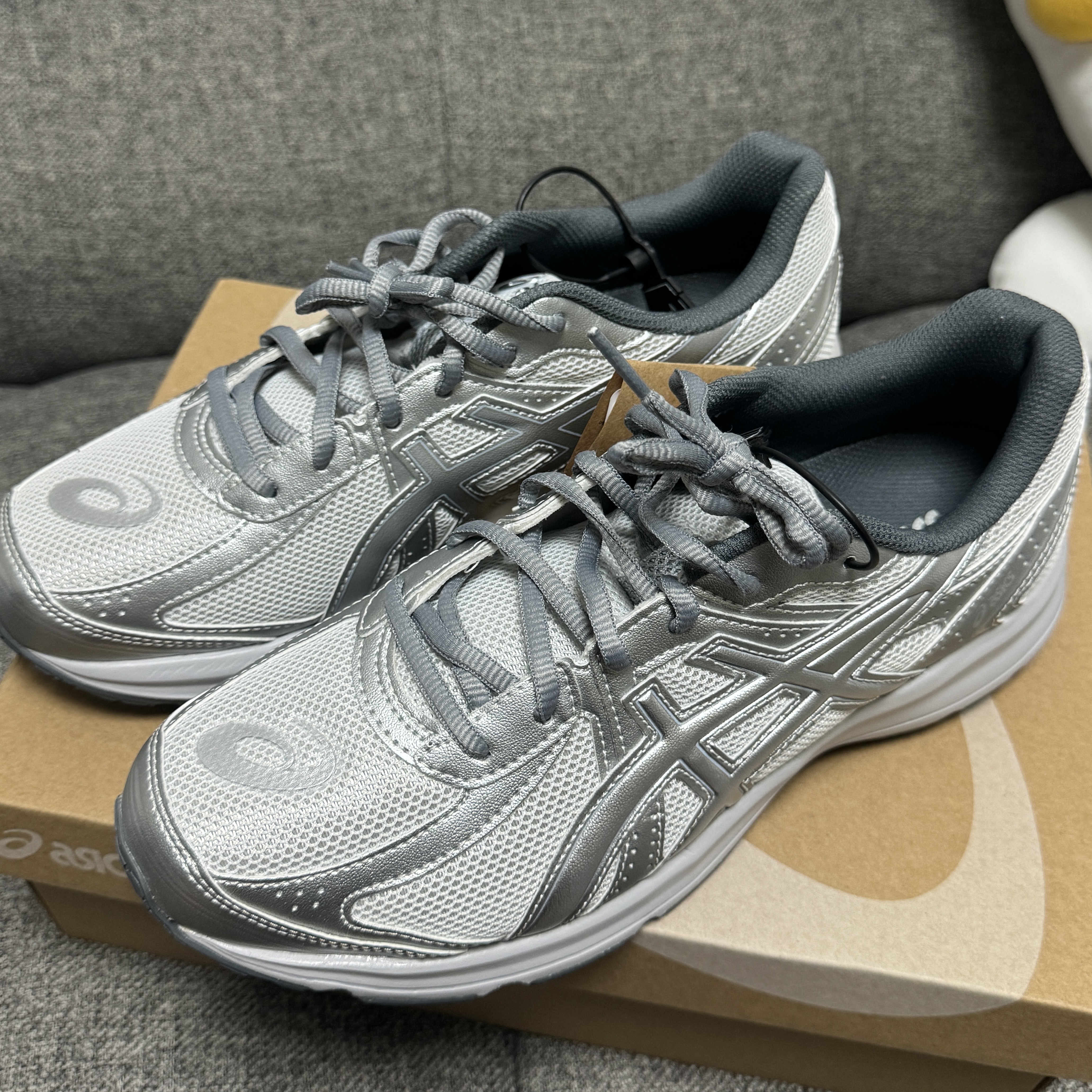 Asics Jog 100 S SMU Glacier Grey Pure Silver - 2E Wide 착용 스타일 - 1